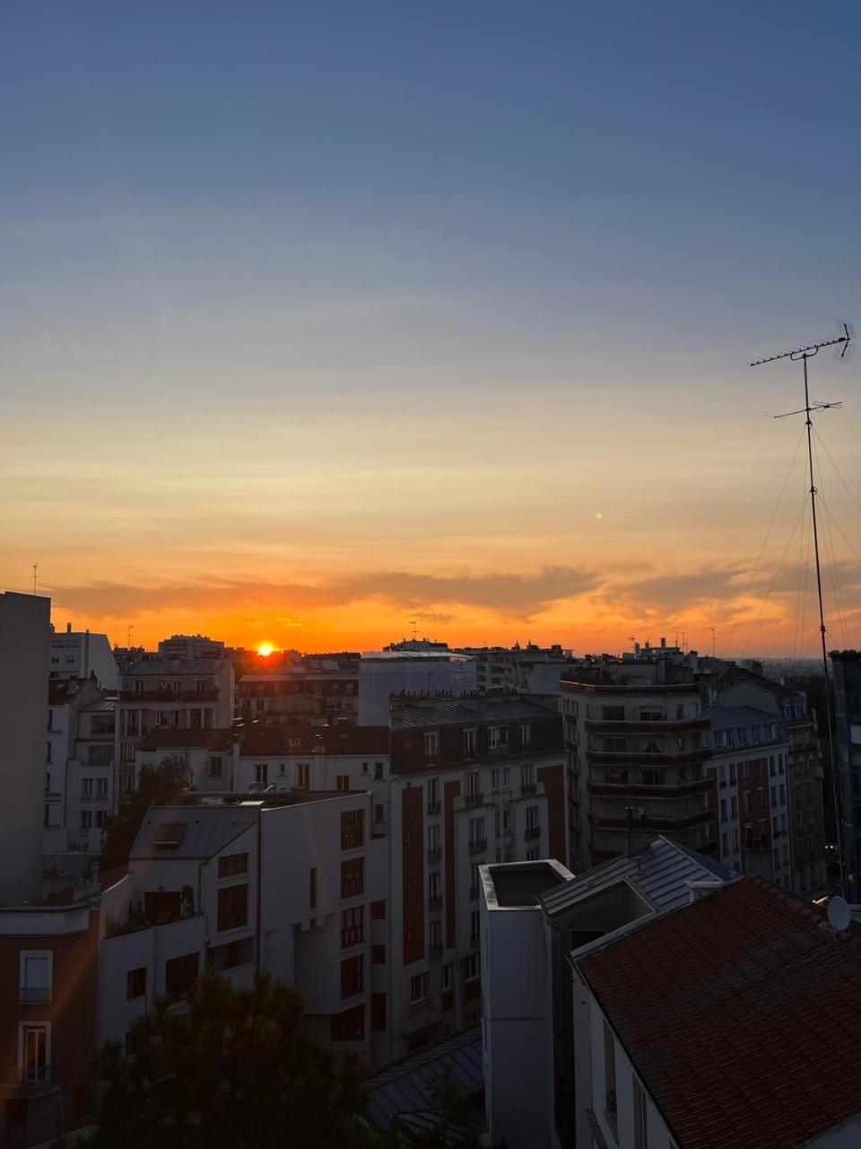 Buttes Chaumont - Free Parking Apartment Paris