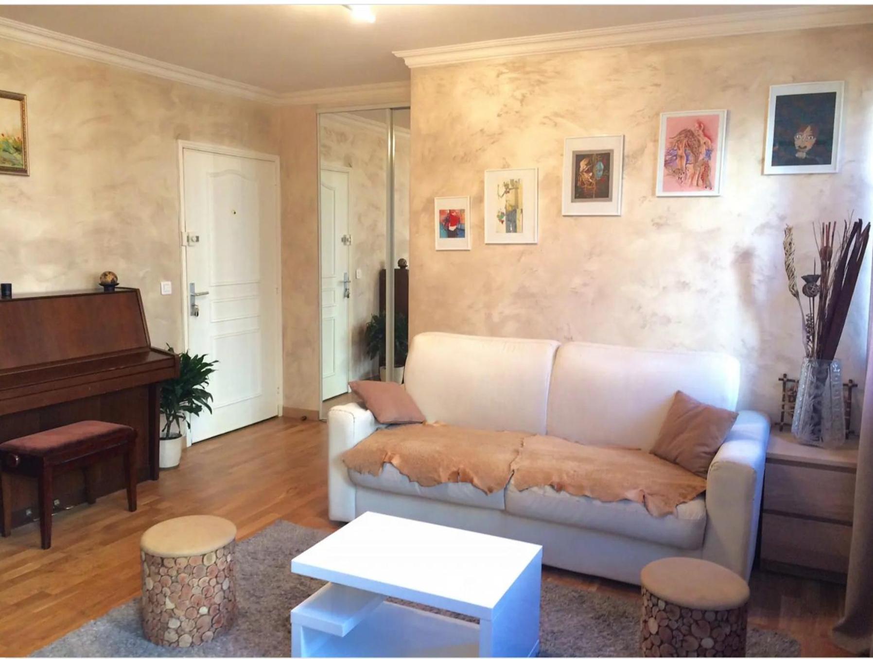 2 Pieces Lumineux Et Calme A Paris
