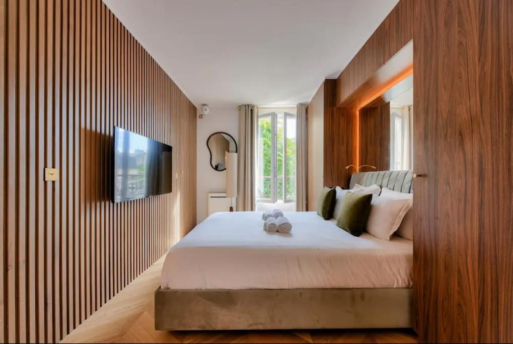 De Luxe Pres Des Champs Elysees Paris