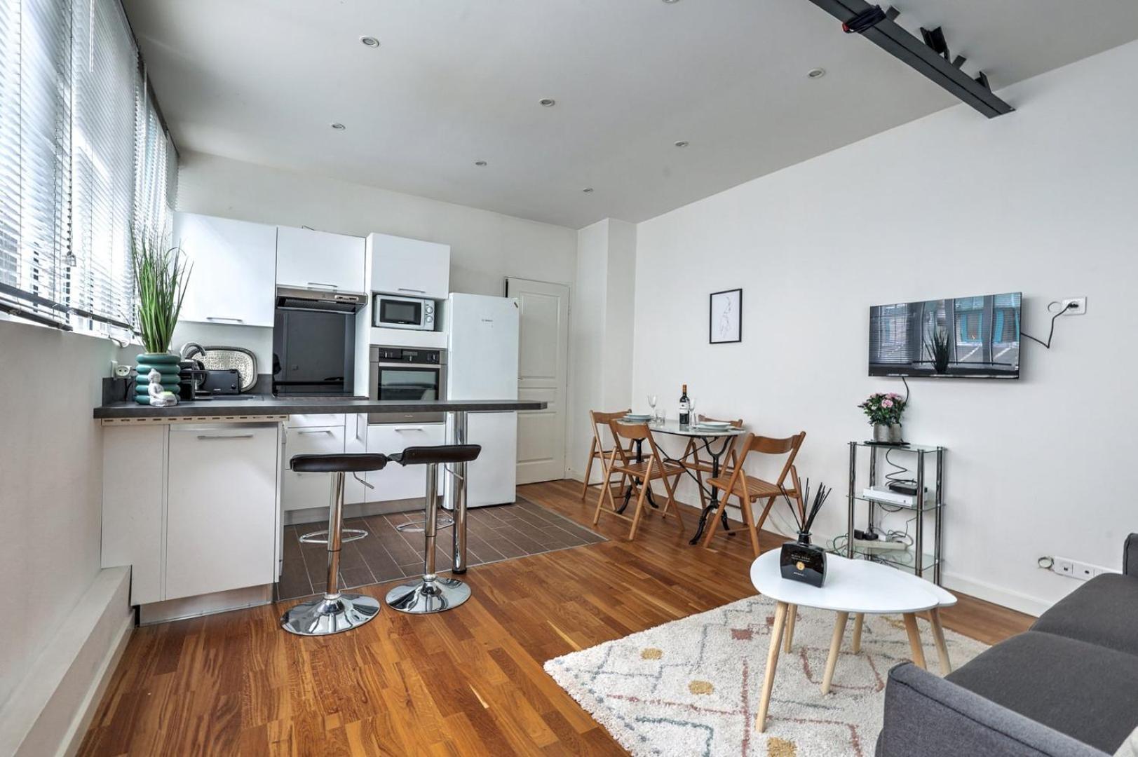 650 Julius - Superb In Apartment