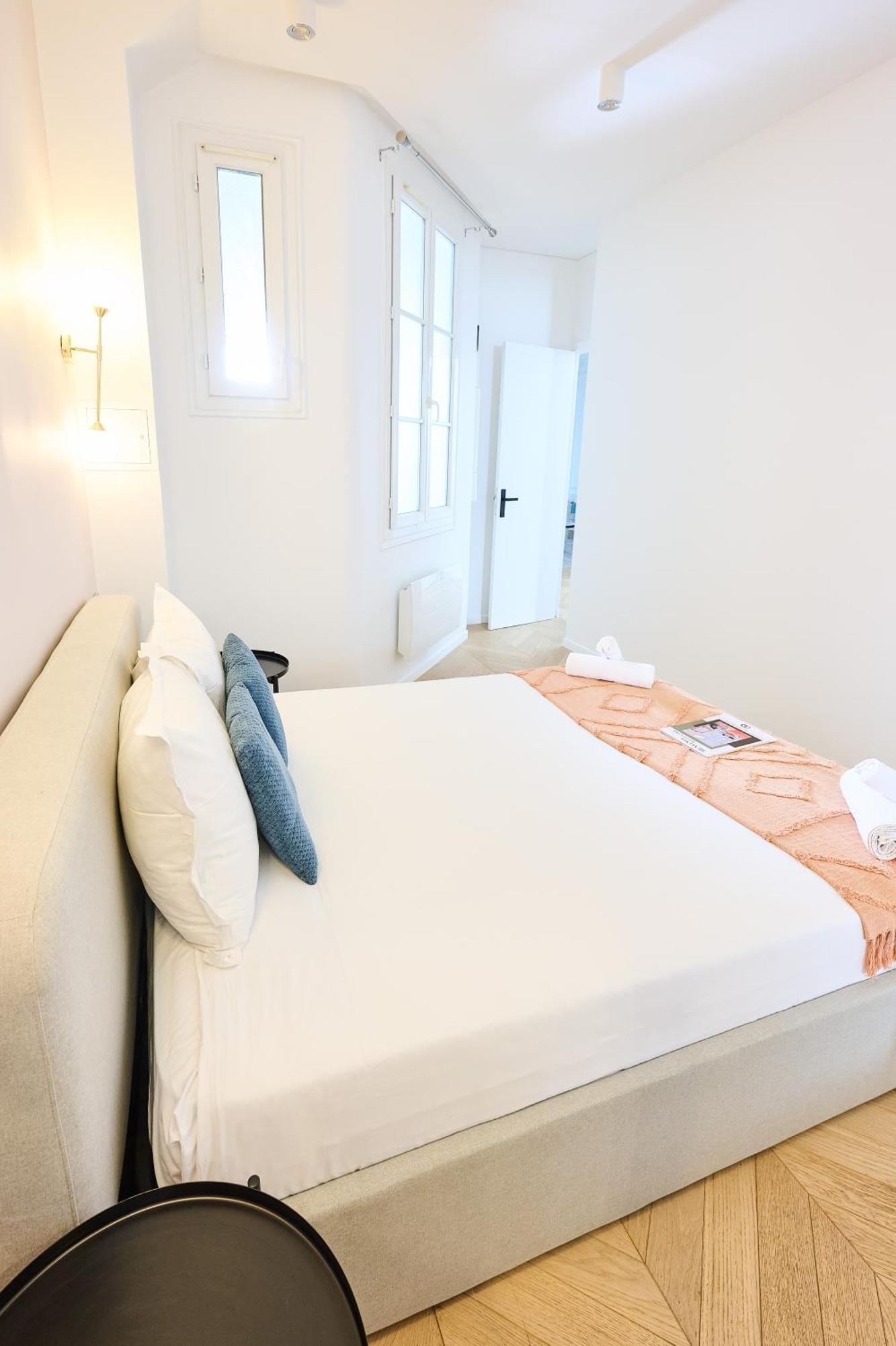 Champs Elysees!montaigne, New Luxurious 6pers Flat *