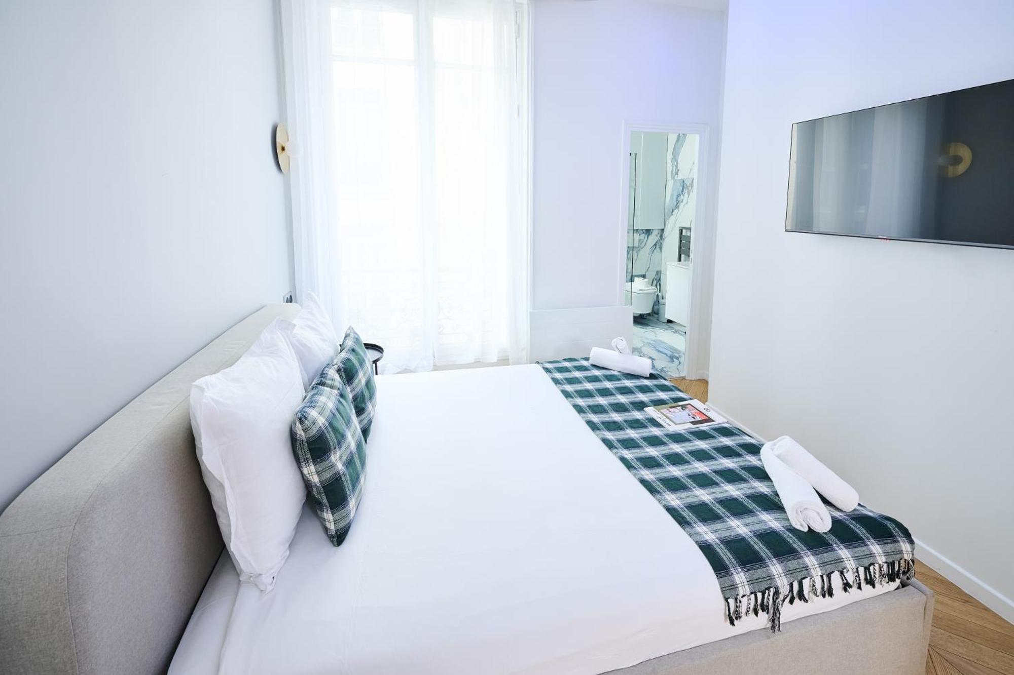 Champs Elysees!montaigne, New Luxurious 6pers Flat *