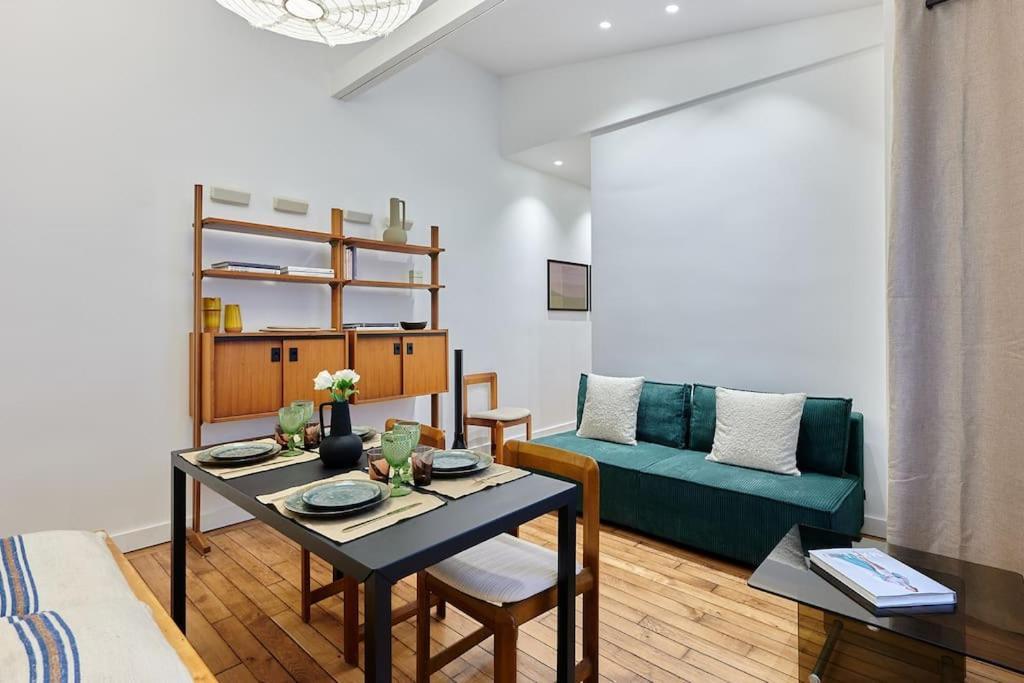 In The Center Of By Prestige Apartment *