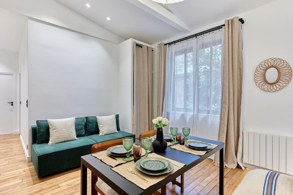 In The Center Of By Prestige Apartment *