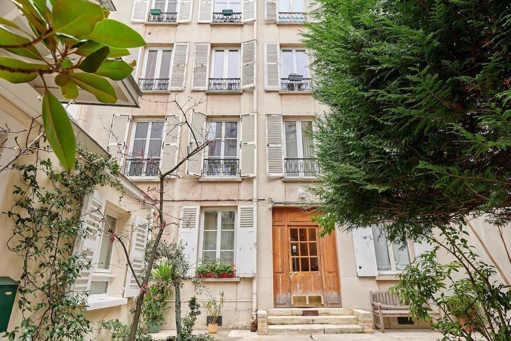 In The Center Of By Prestige Paris