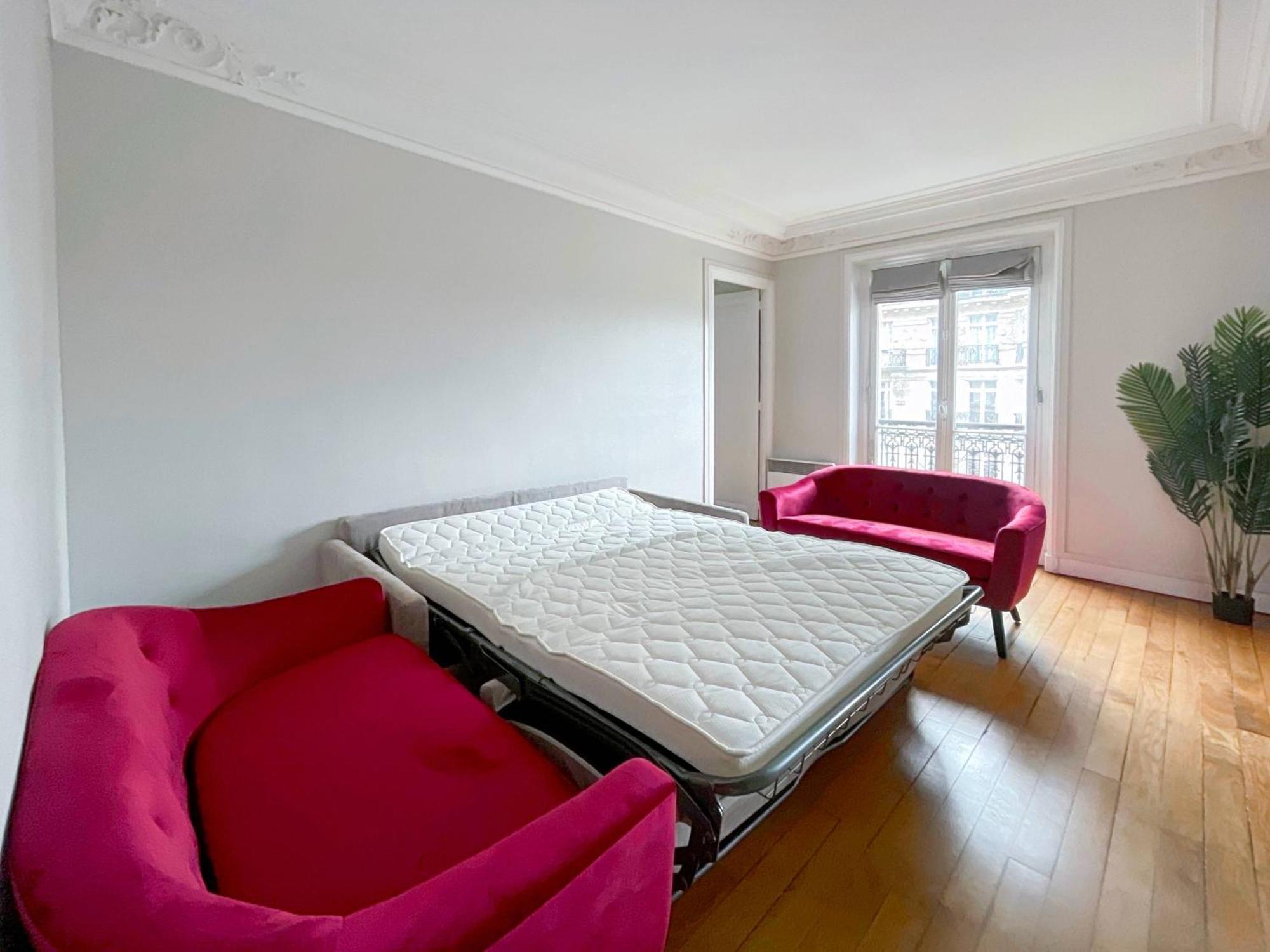 Luxury Flat & Eiffel Tower View Homestay
