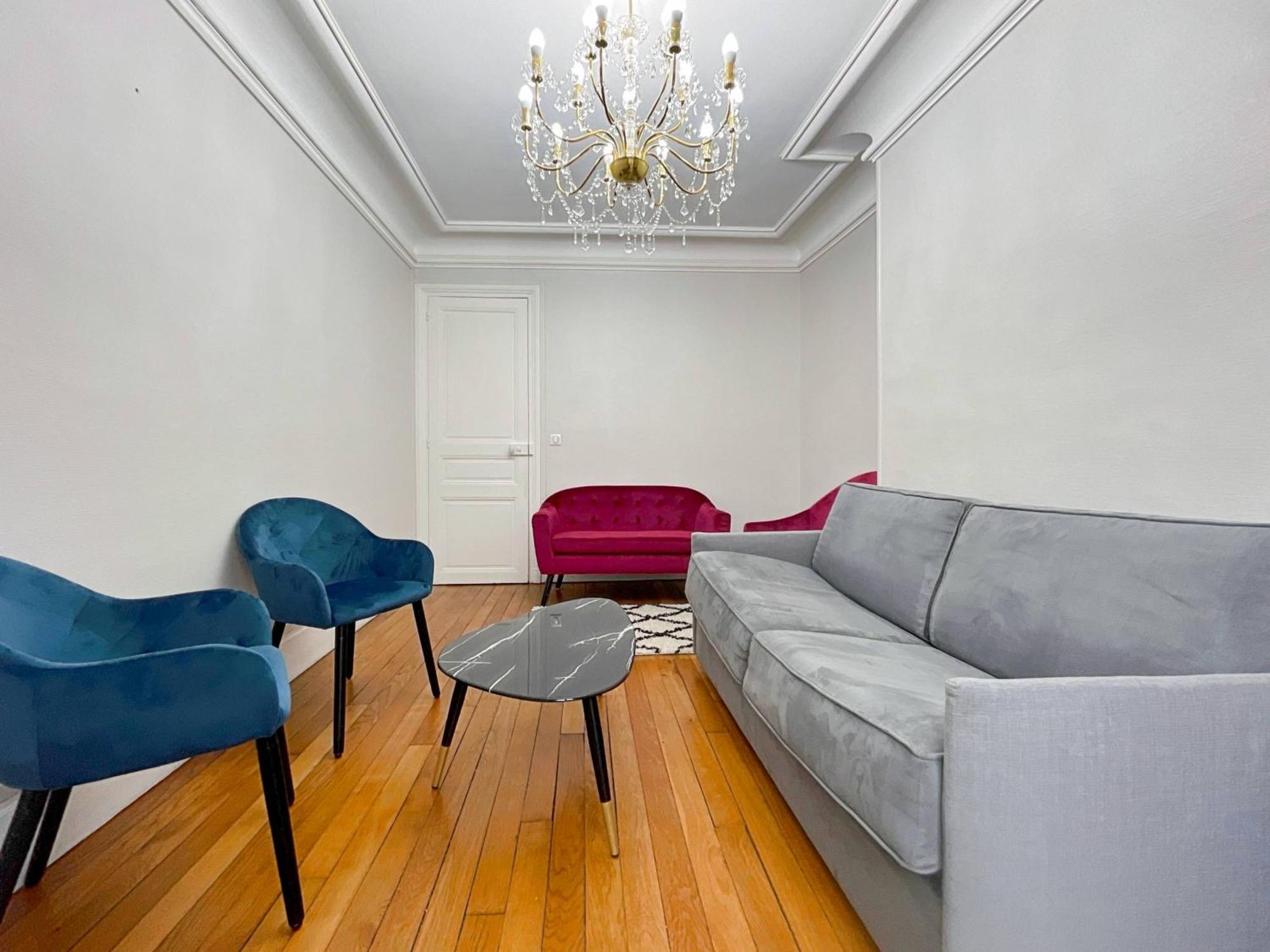 Luxury Flat & Eiffel Tower View Homestay