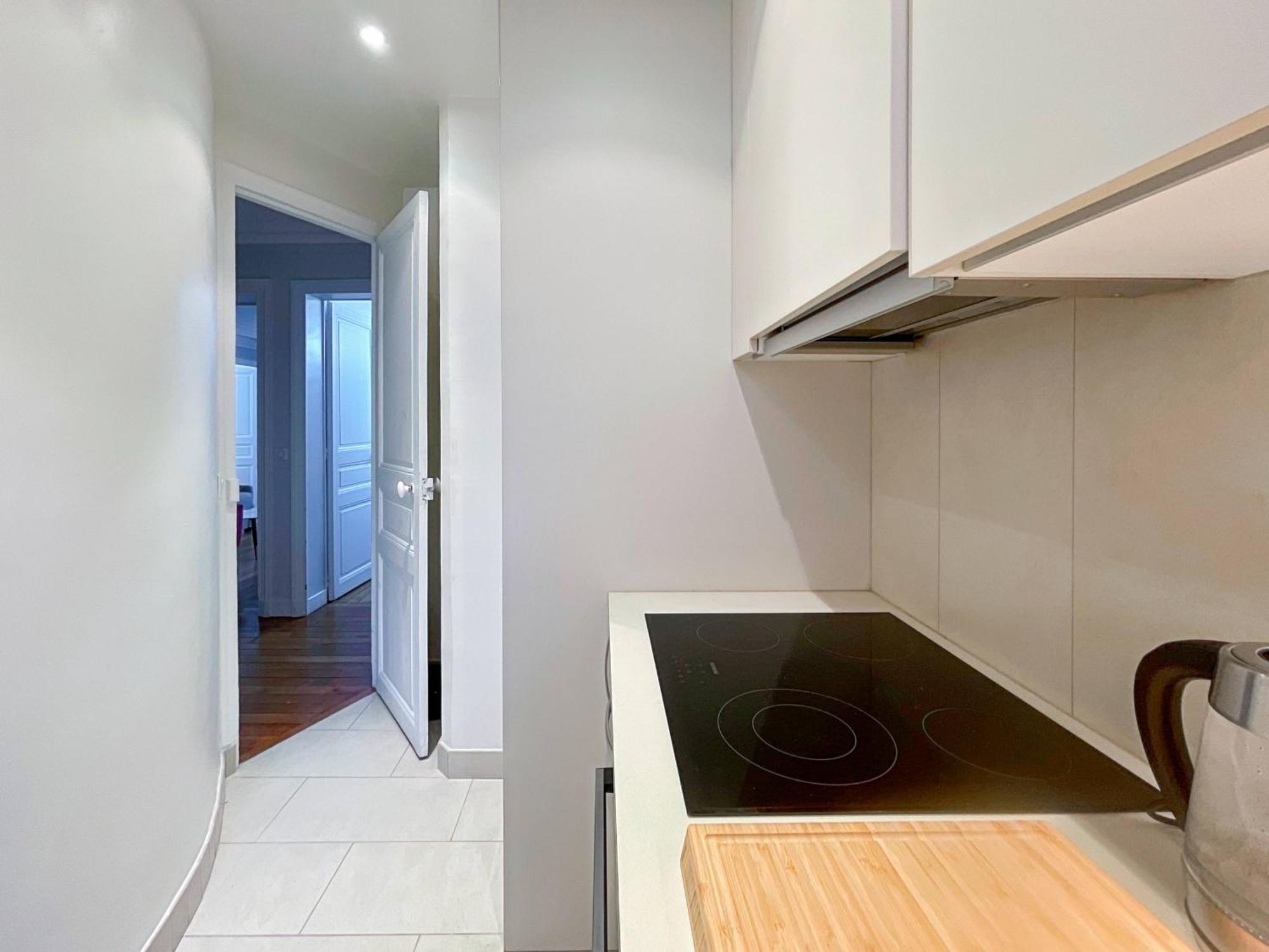 Luxury Flat & Eiffel Tower View Homestay