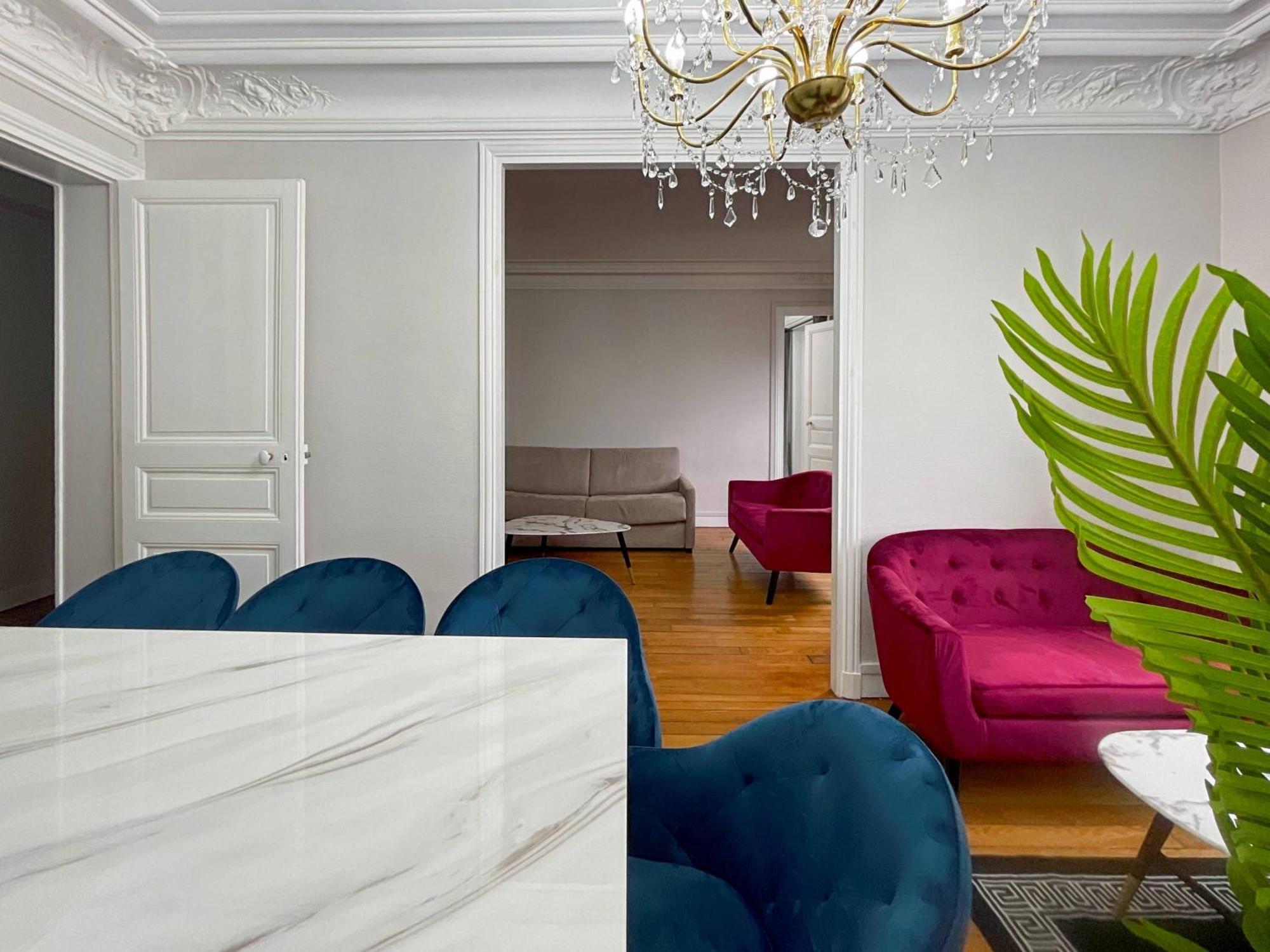 Luxury Flat & Eiffel Tower View Homestay