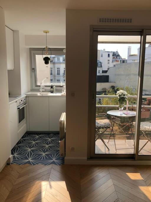 9, Entre Opera Et Pigalle, Superbe Avec Balcon *
