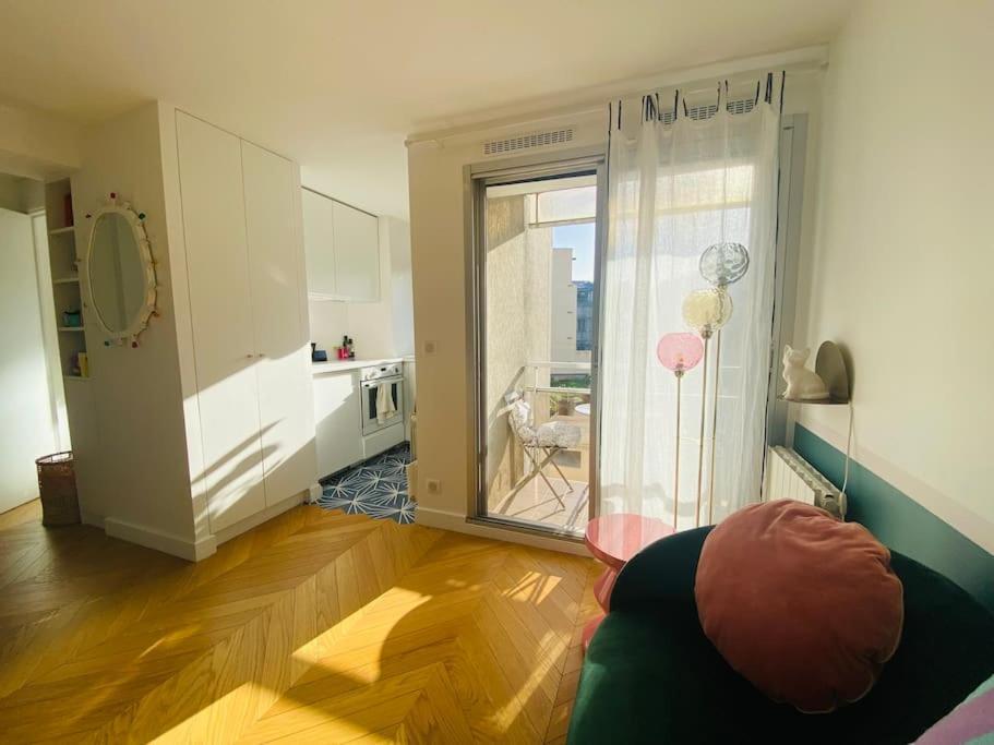 9, Entre Opera Et Pigalle, Superbe Avec Balcon *
