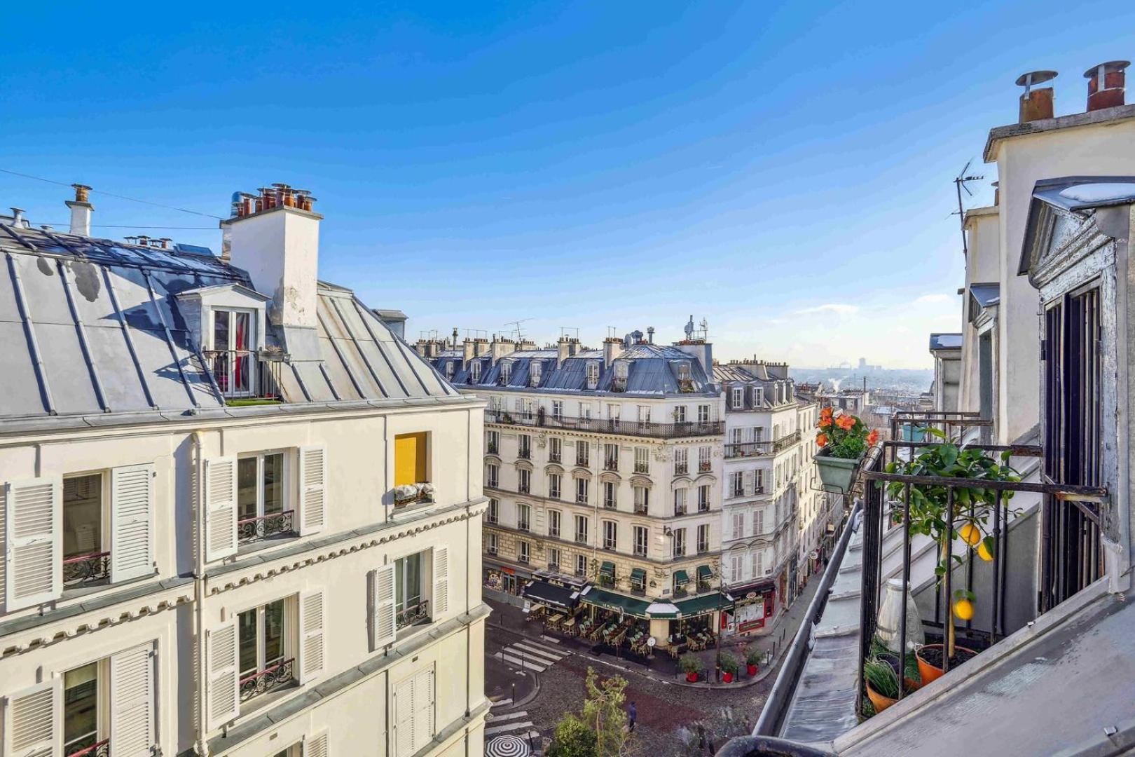 Le Joyeux Dans Les Hauteurs De Montmartre * Paris