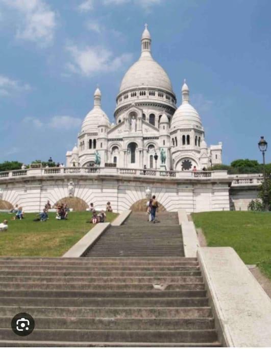 In The Center Of Montmartre Appartement