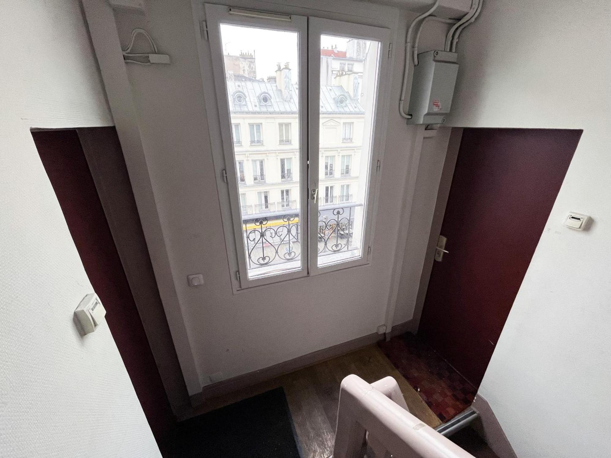 164 - Charming In Center Of * Paris