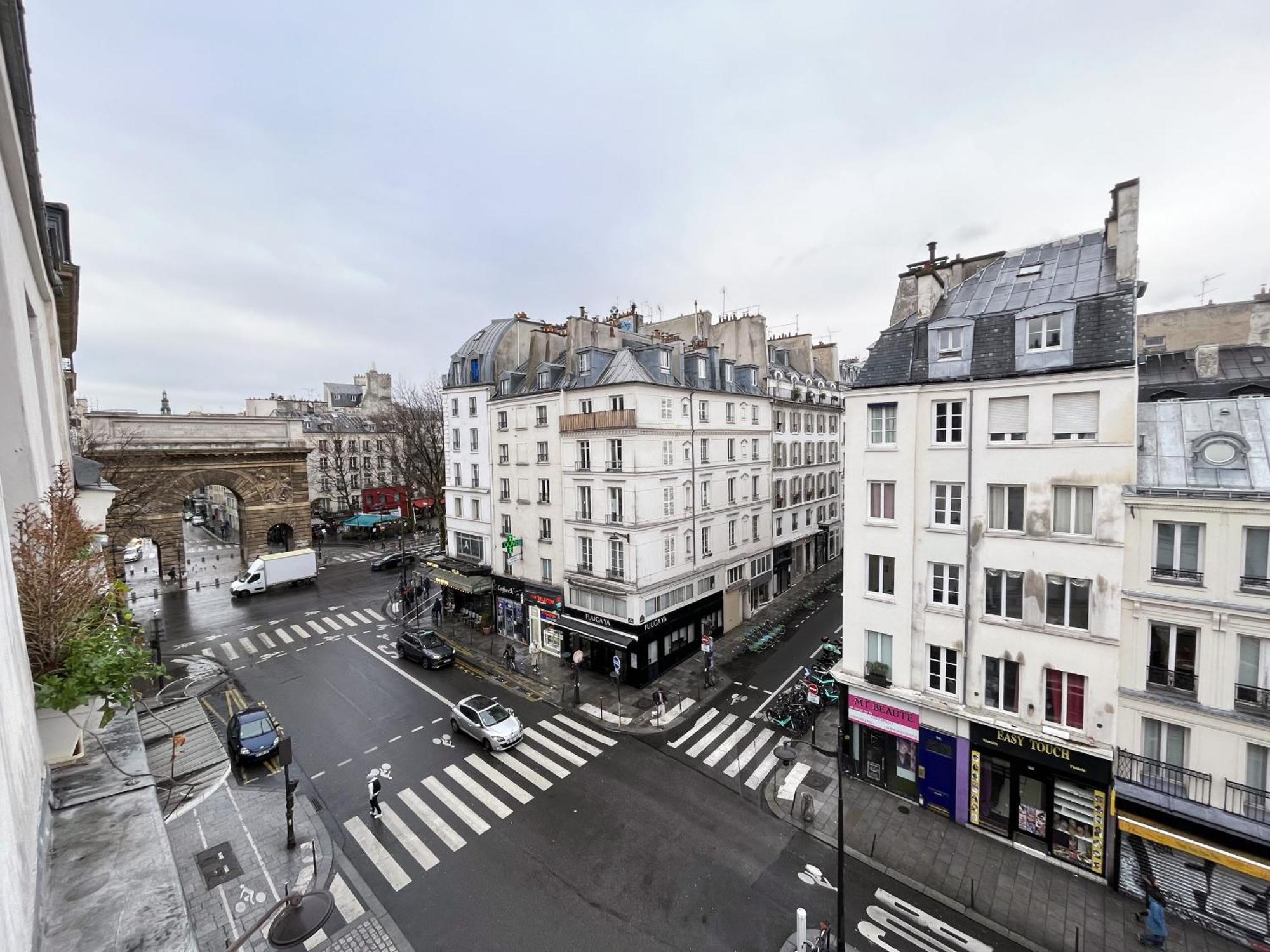 164 - Charming In Center Of Apartment