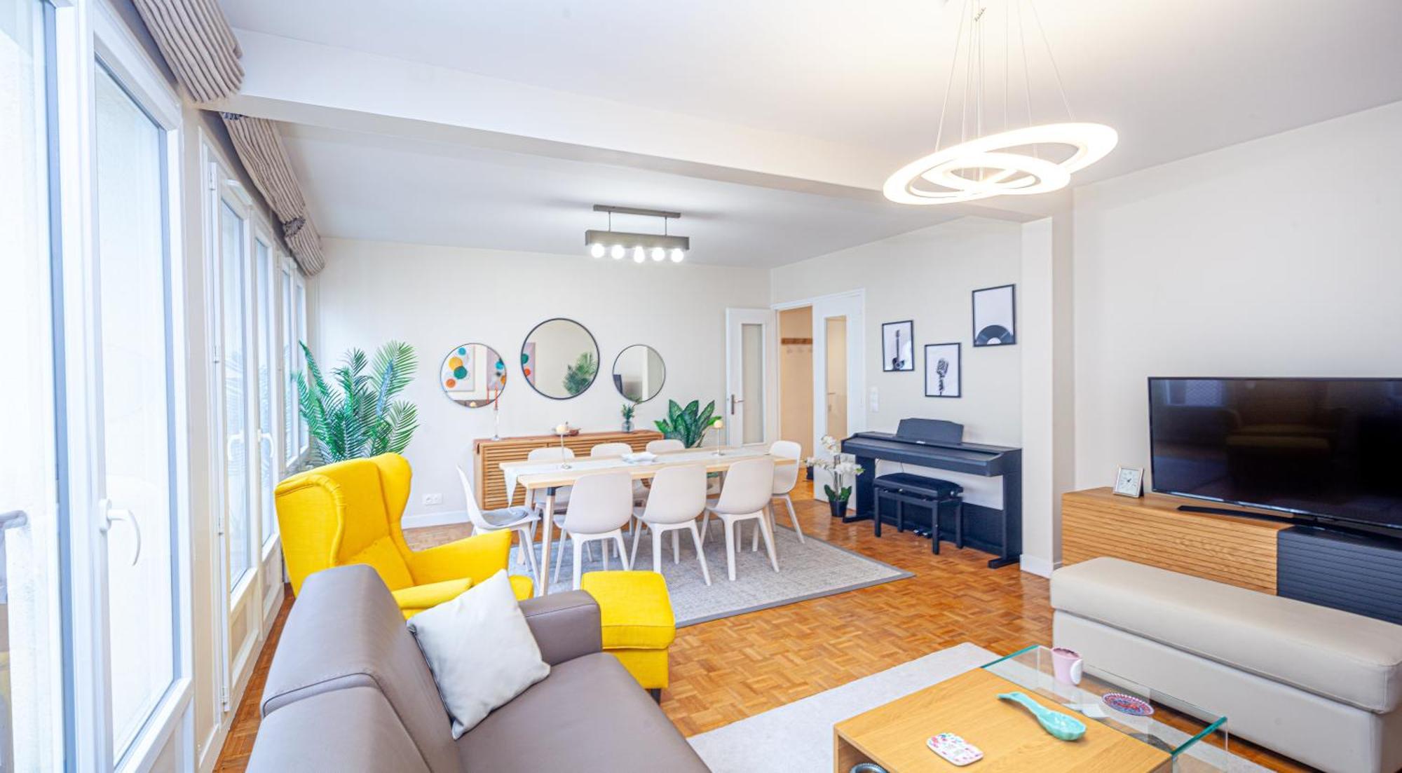 Tour Eiffel & Champs Elysees - 2 Bedroom Gorgeous & Bright 75m2 - Free Weekly Housekeeping - For Business And Working Purposes Only * Paris