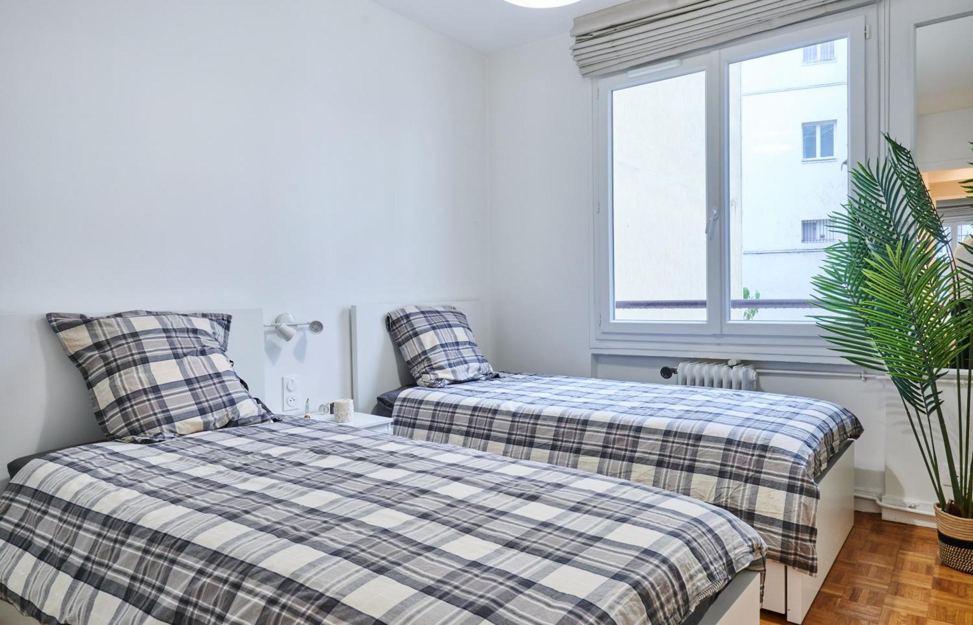 Tour Eiffel & Champs Elysees - 2 Bedroom Gorgeous & Bright 75m2 - Free Weekly Housekeeping - For Business And Working Purposes Only * Paris