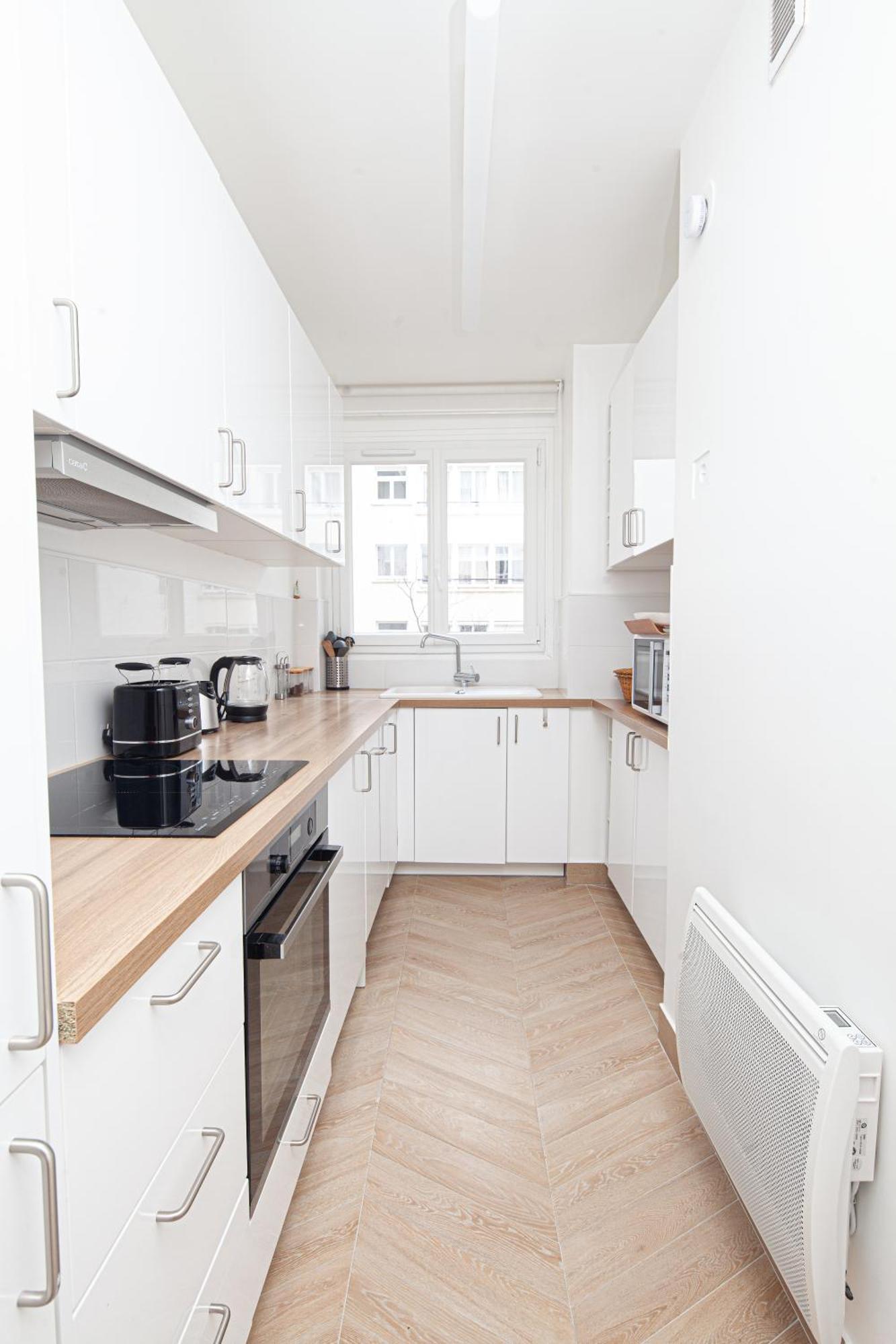 Tour Eiffel & Champs Elysees - 2 Bedroom Gorgeous & Bright 75m2 - Free Weekly Housekeeping - For Business And Working Purposes Only Paris