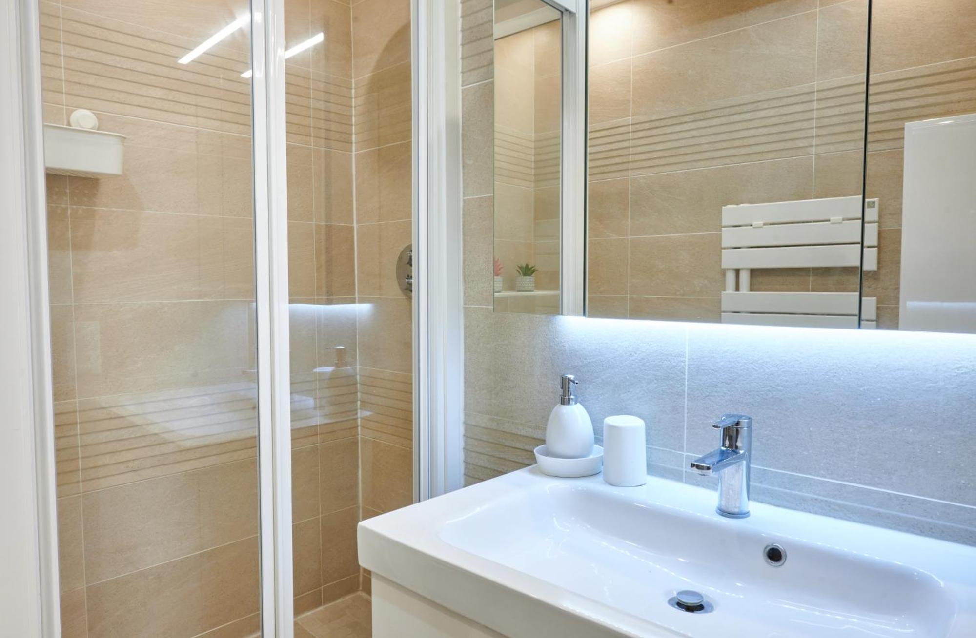 Tour Eiffel & Champs Elysees - 2 Bedroom Gorgeous & Bright 75m2 - Free Weekly Housekeeping - For Business And Working Purposes Only Paris