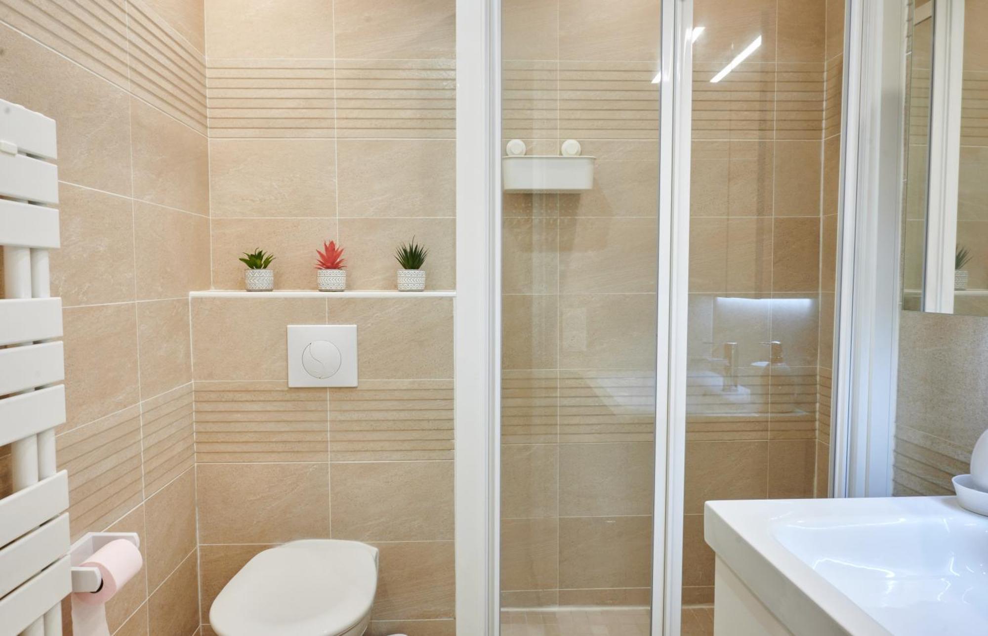 Tour Eiffel & Champs Elysees - 2 Bedroom Gorgeous & Bright 75m2 - Free Weekly Housekeeping - For Business And Working Purposes Only Appartement Paris