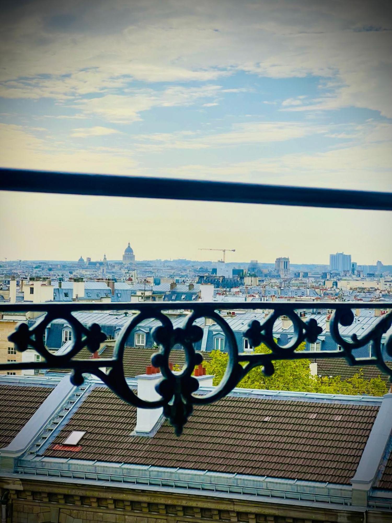 With Fabulous View On Roofs Séjour chez l'habitant Paris