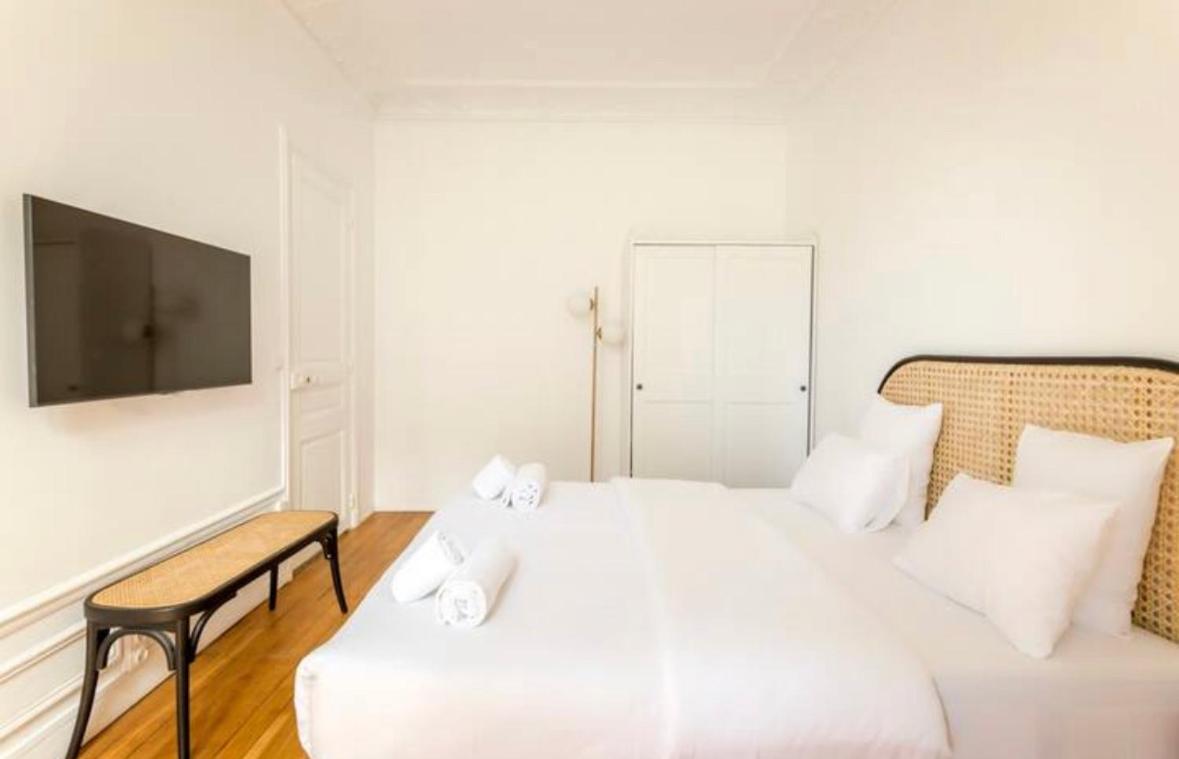 Luxury Suites Tour Eiffel View * Paris