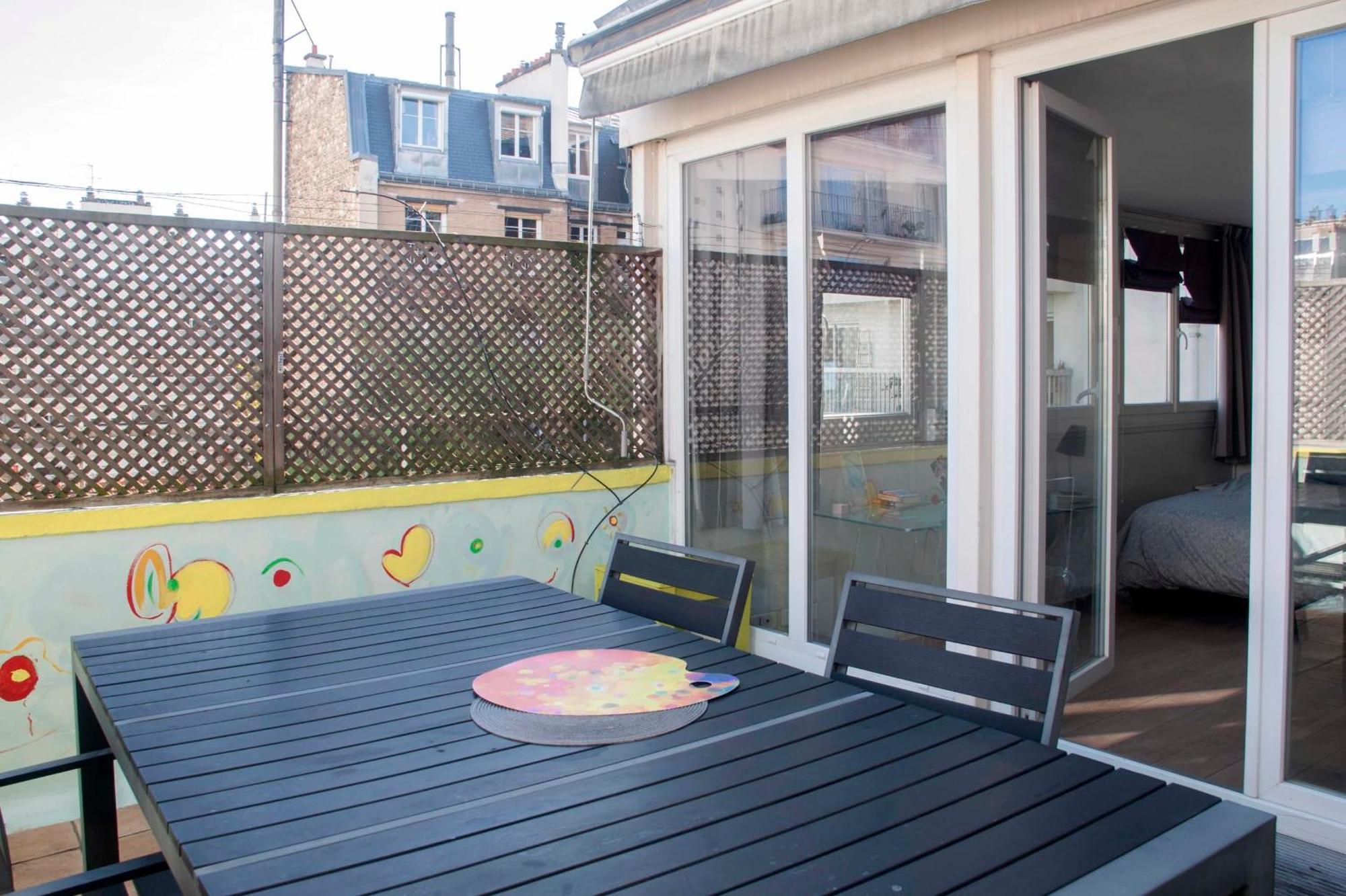 Cosy With Balcony In The Heart Of Paris