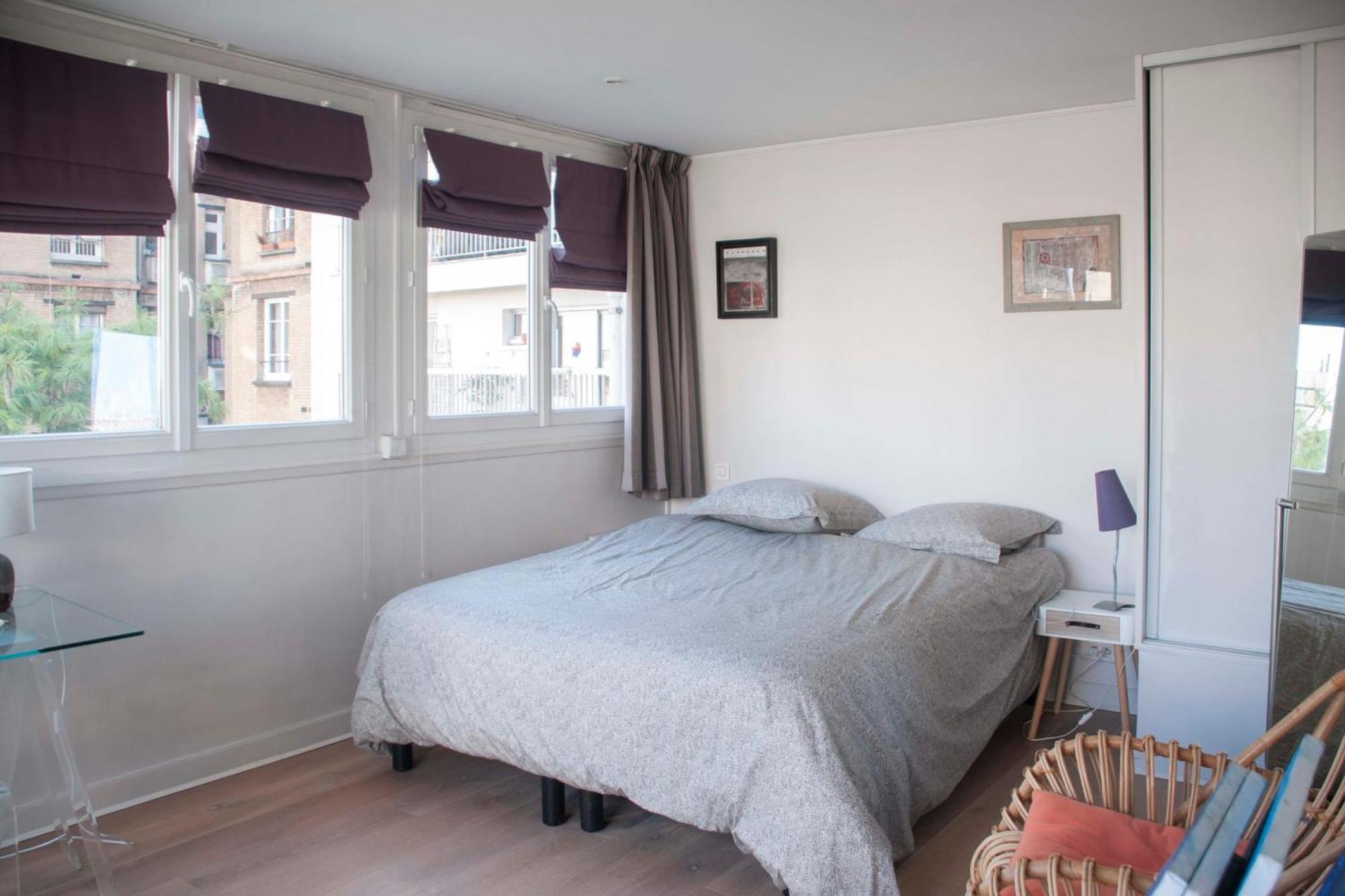 Cosy With Balcony In The Heart Of Paris