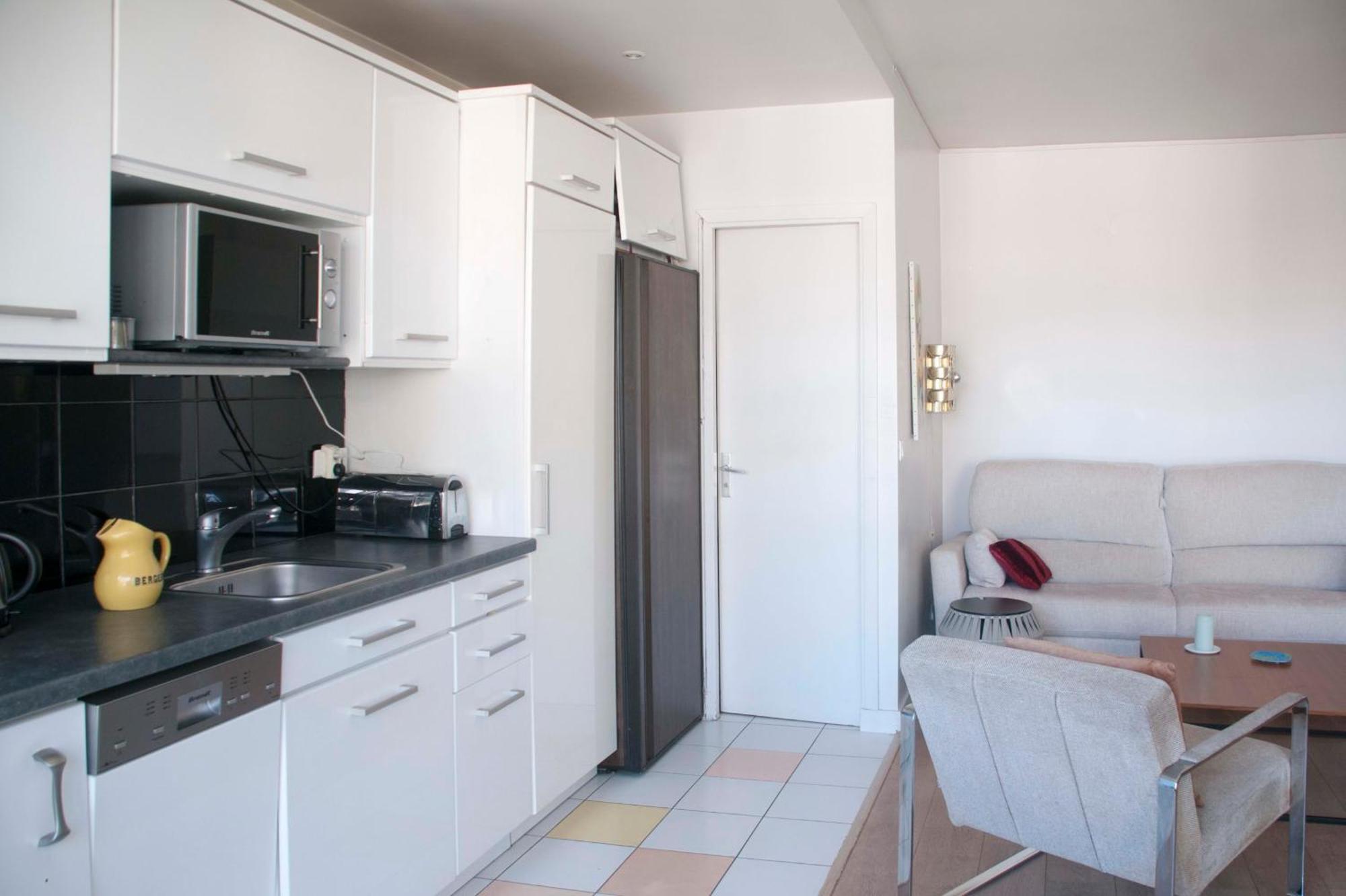 Cosy With Balcony In The Heart Of