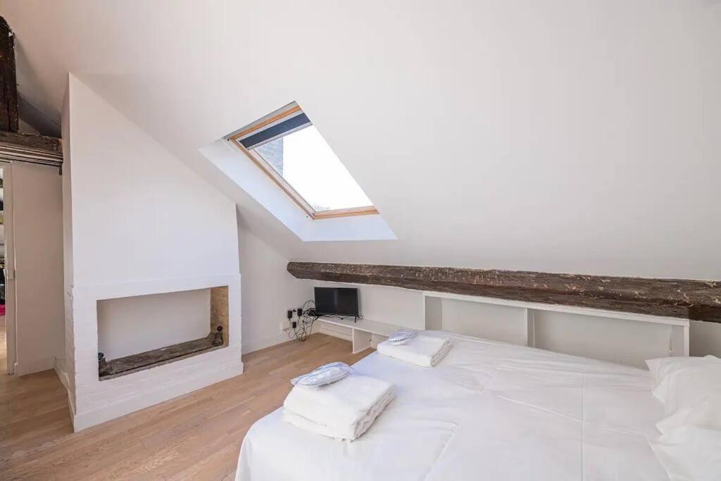 Amazing Location Only 3 Minutes From Luxembourg Gargens Apartment *