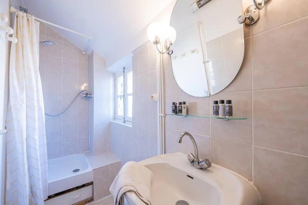 Apartment Amazing Location Only 3 Minutes From Luxembourg Gargens
