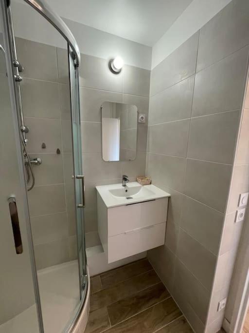 Apartment Grand Studio Amenage En T2 *