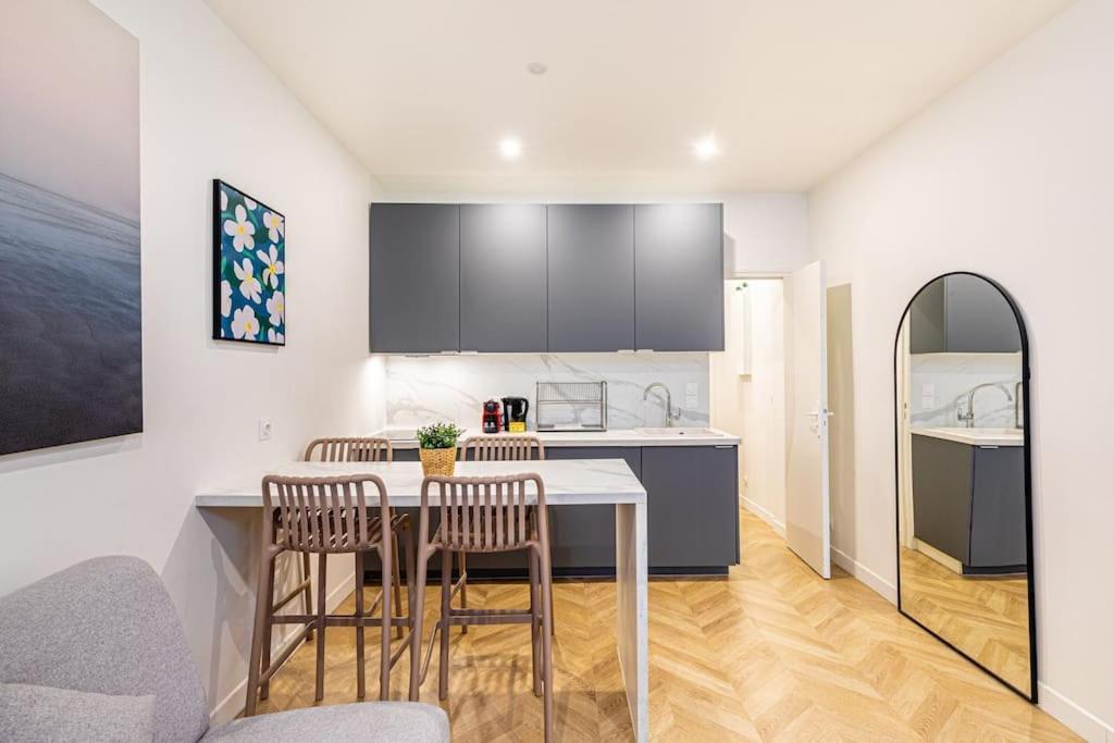 Moderne Pour 4 Proche Arc De Triomphe Appartement Paris
