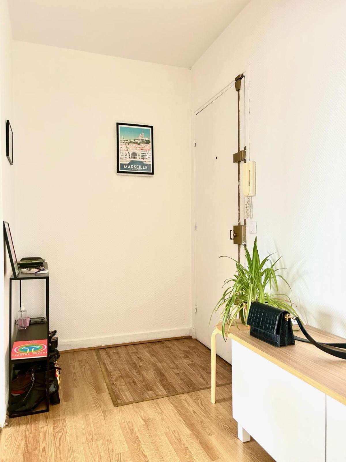 Chambre Tout Confort, Spacieuse, Calme Et Lumineuse Avec Balcon * Paris
