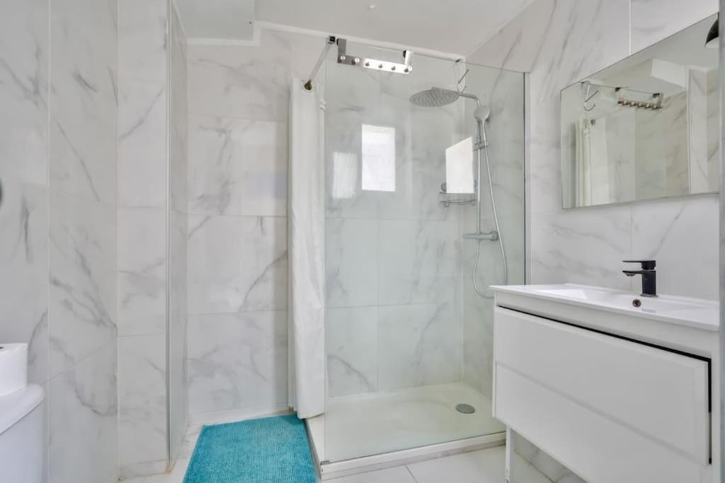 Stunning House With Garden 1 Minute From The Metro Holiday home Paris