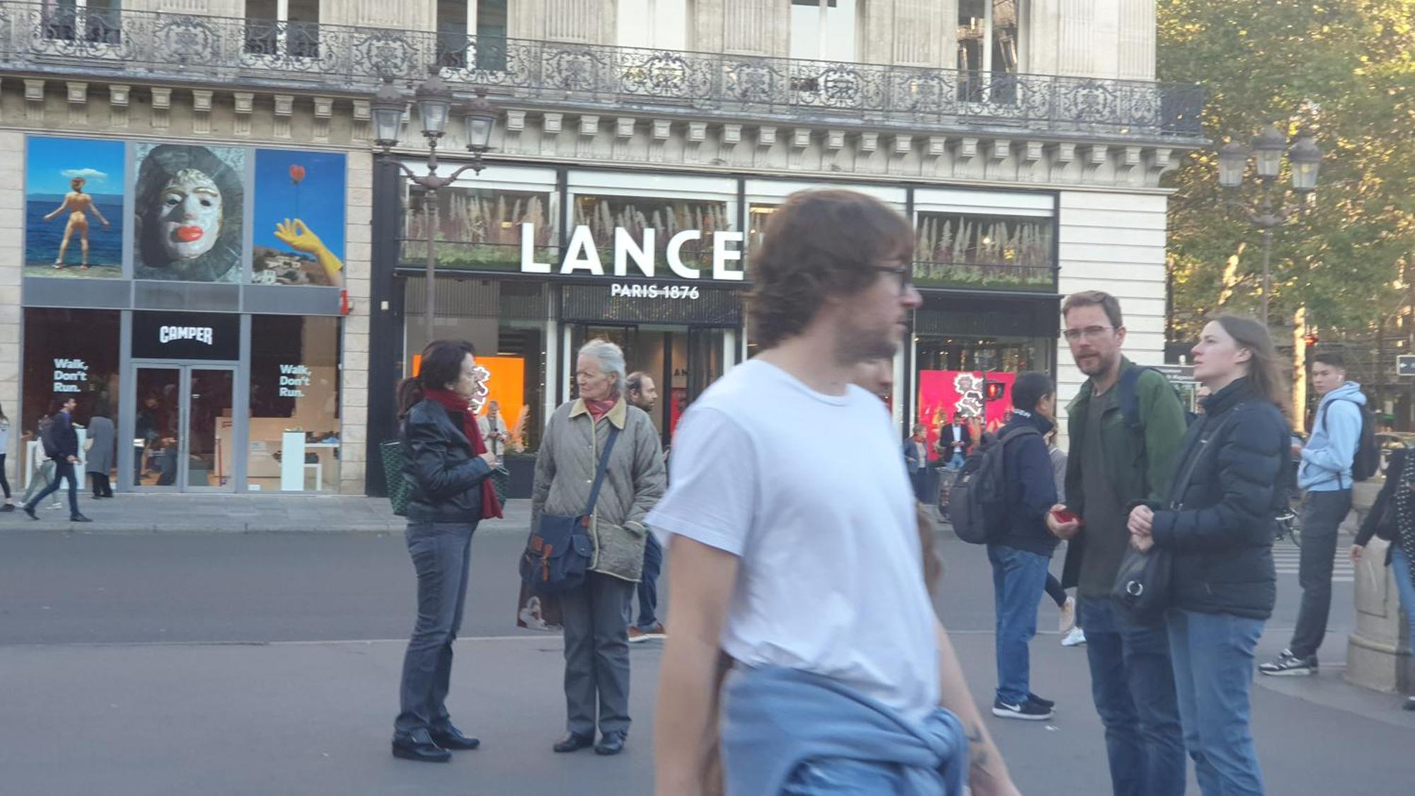 Stuning Place ,gare Montparnasse ,center ,front Of Metro Paris