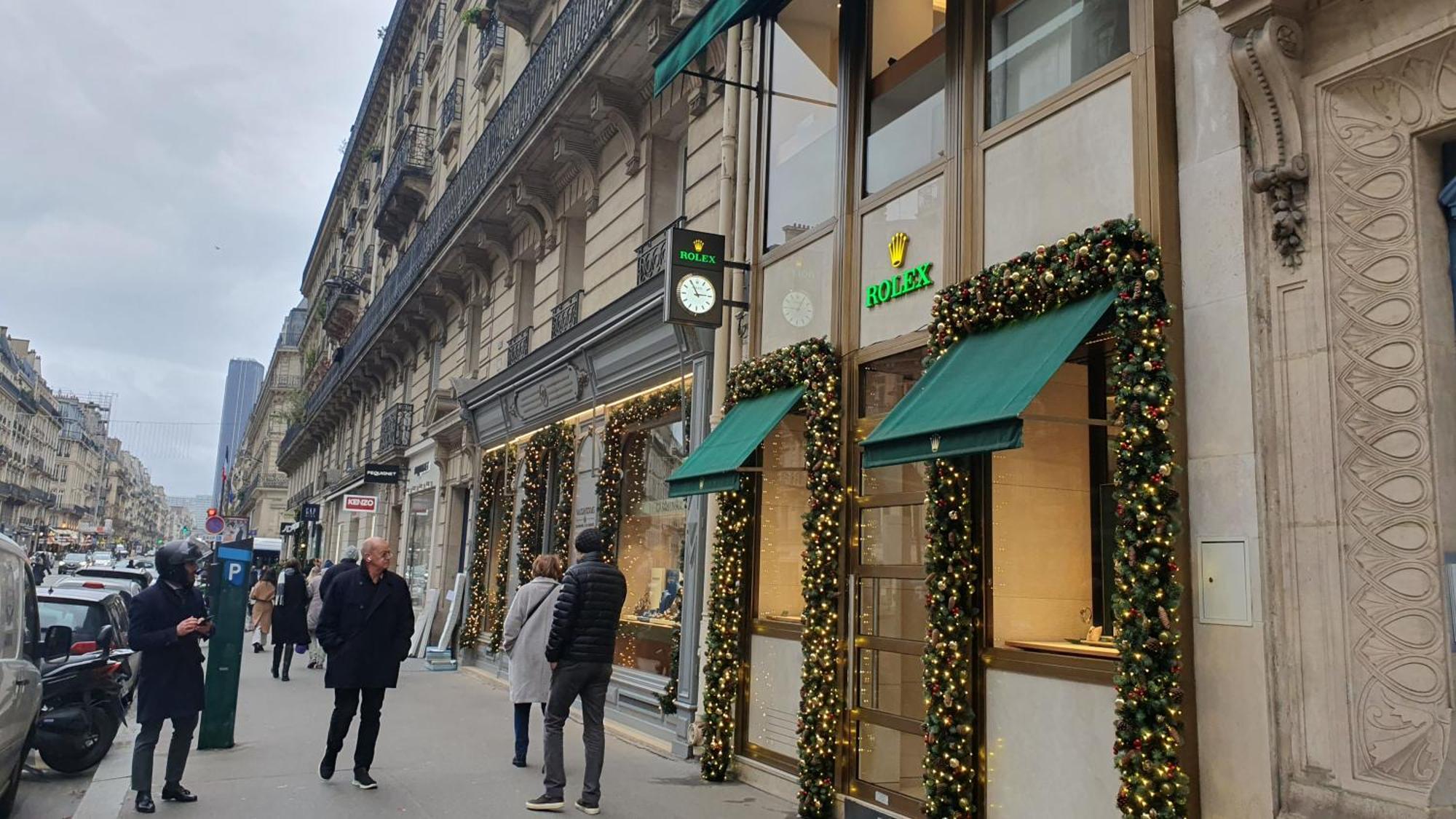 Stuning Place ,gare Montparnasse ,center ,front Of Metro Paris