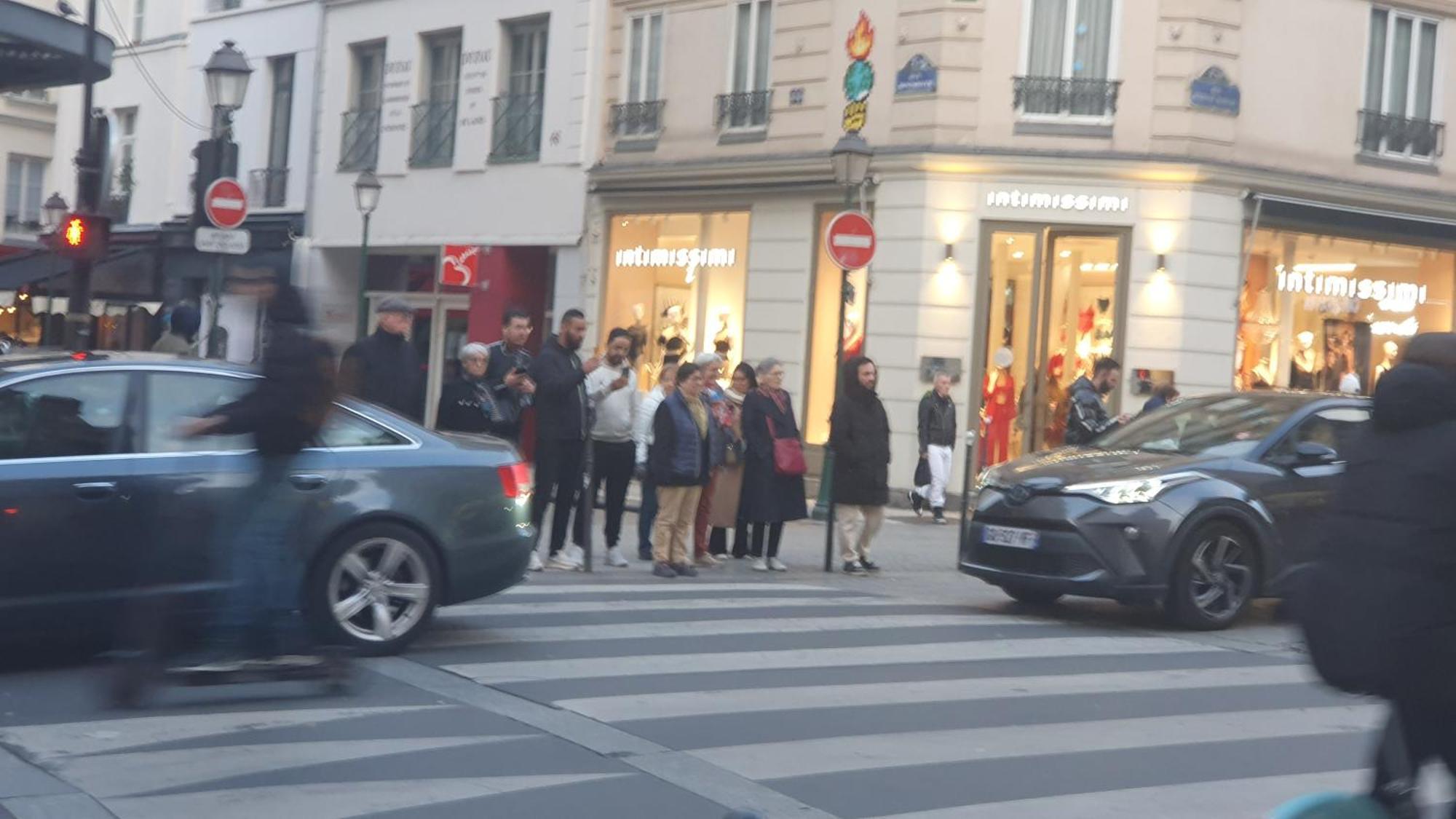 Stuning Place ,gare Montparnasse ,center ,front Of Metro