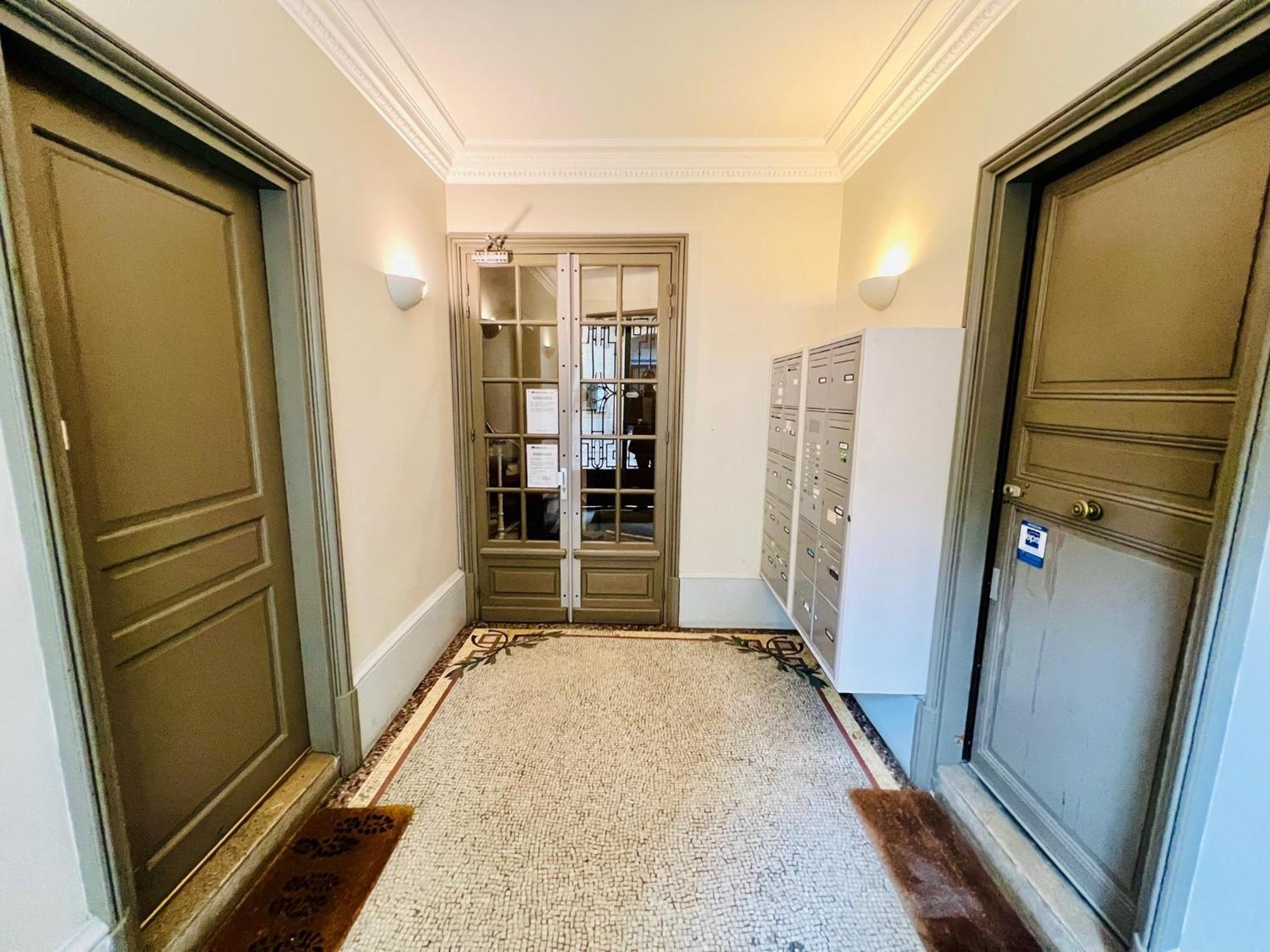 Chic Quartier Montparnasse Apartment Paris