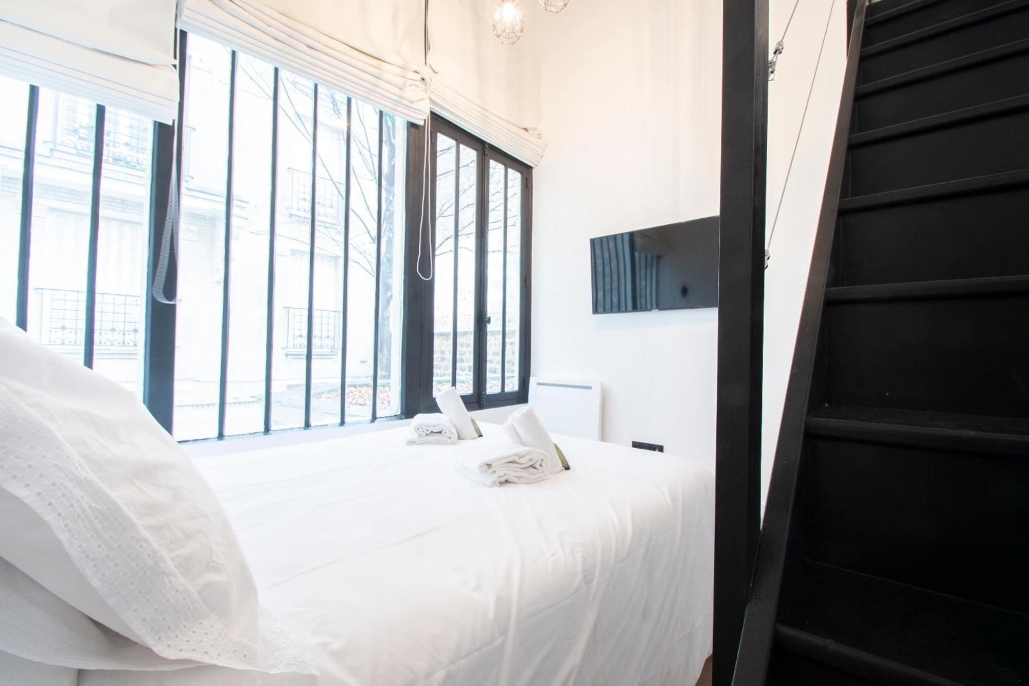 In - Eiffel Tower Area Apartment