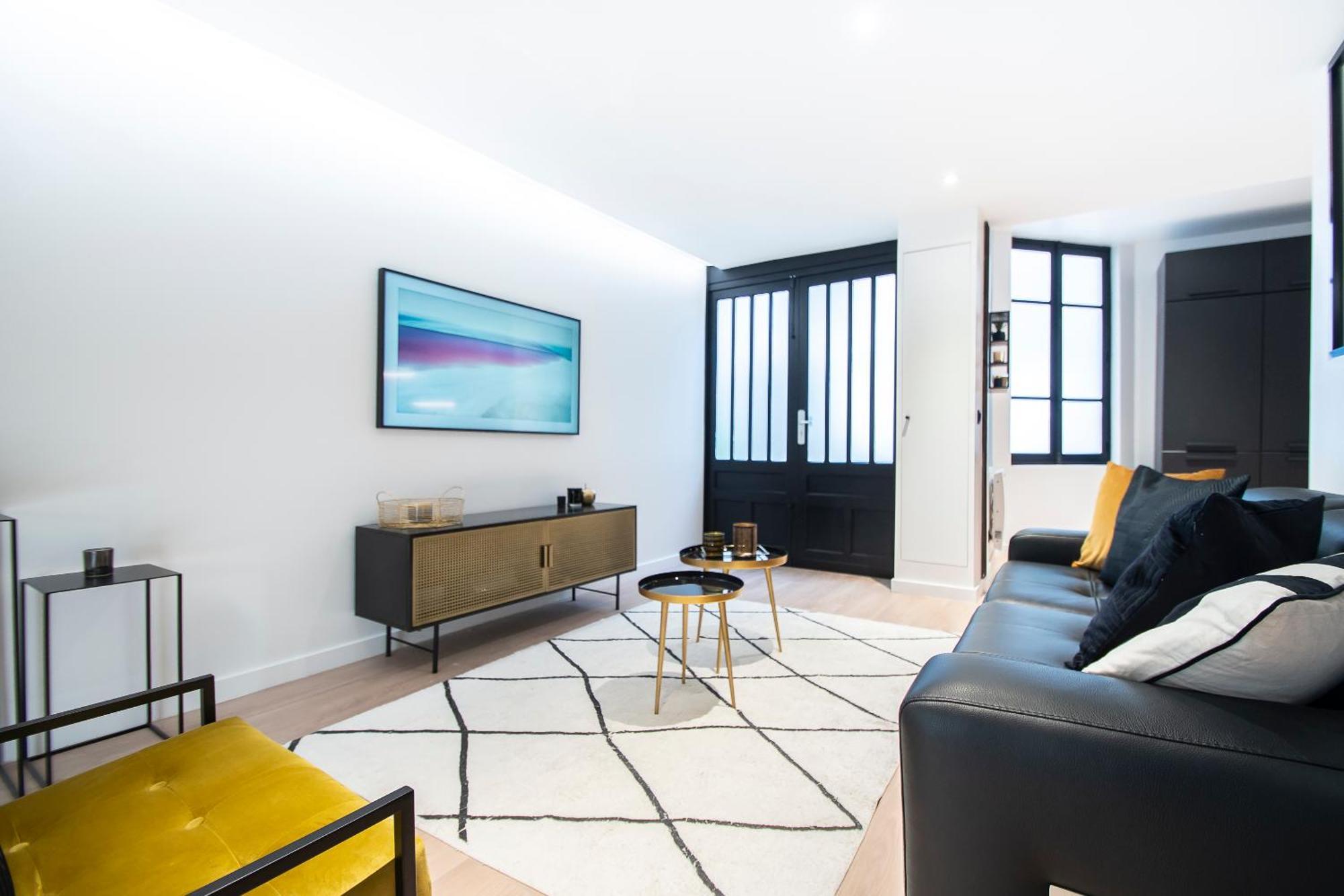 In - Eiffel Tower Area Apartment