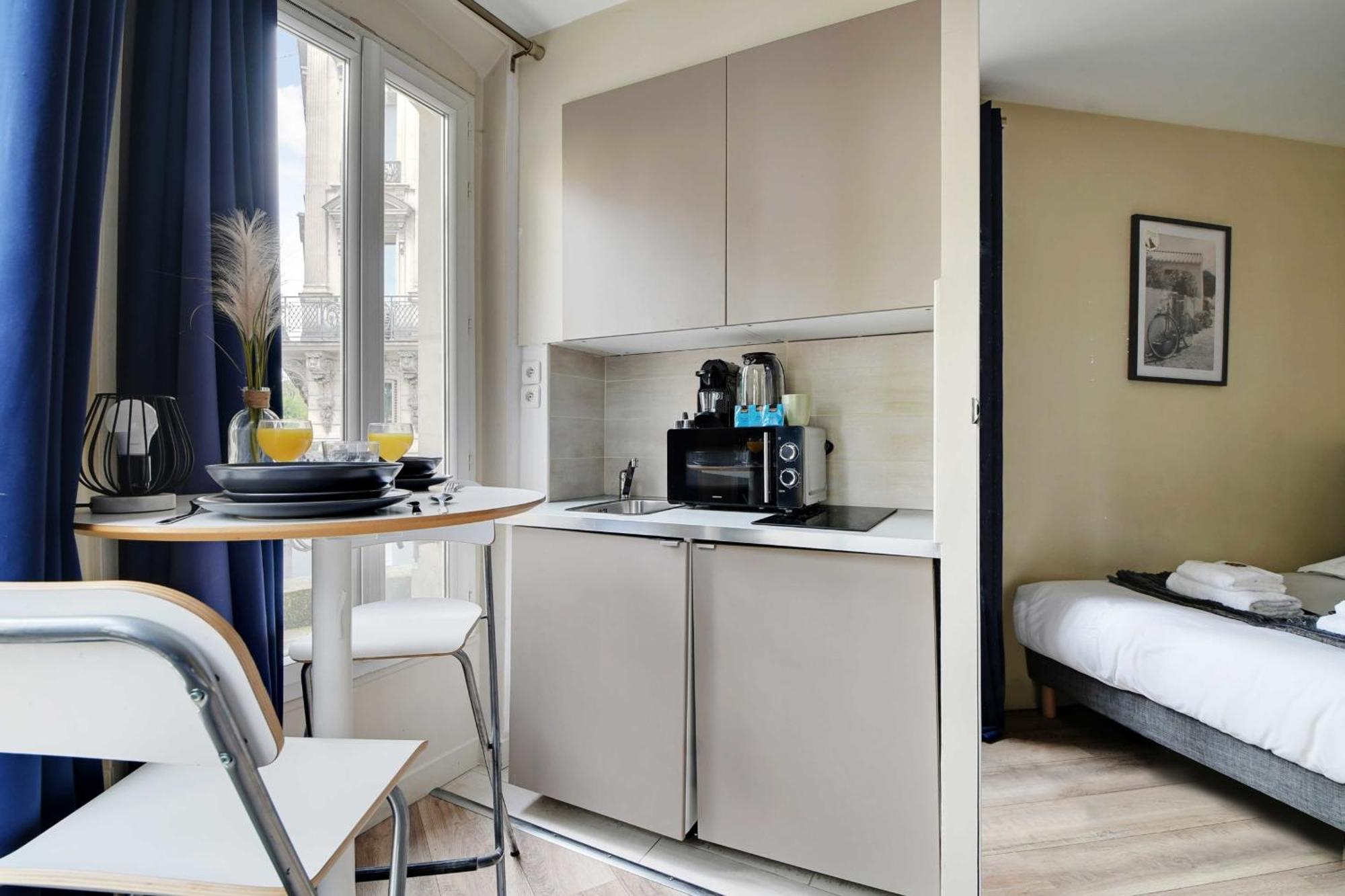 Charming Studio Boulevard Magenta *