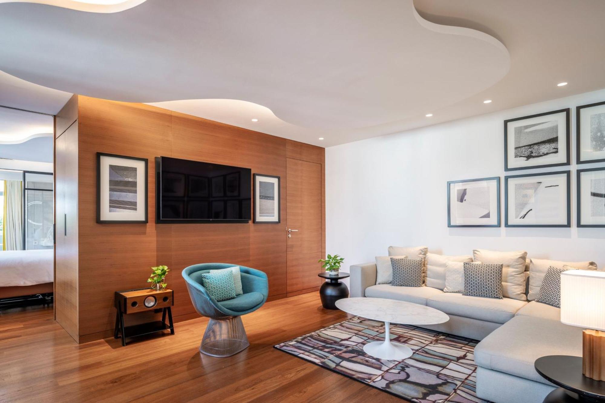 Renaissance Republique & Hotel 5*