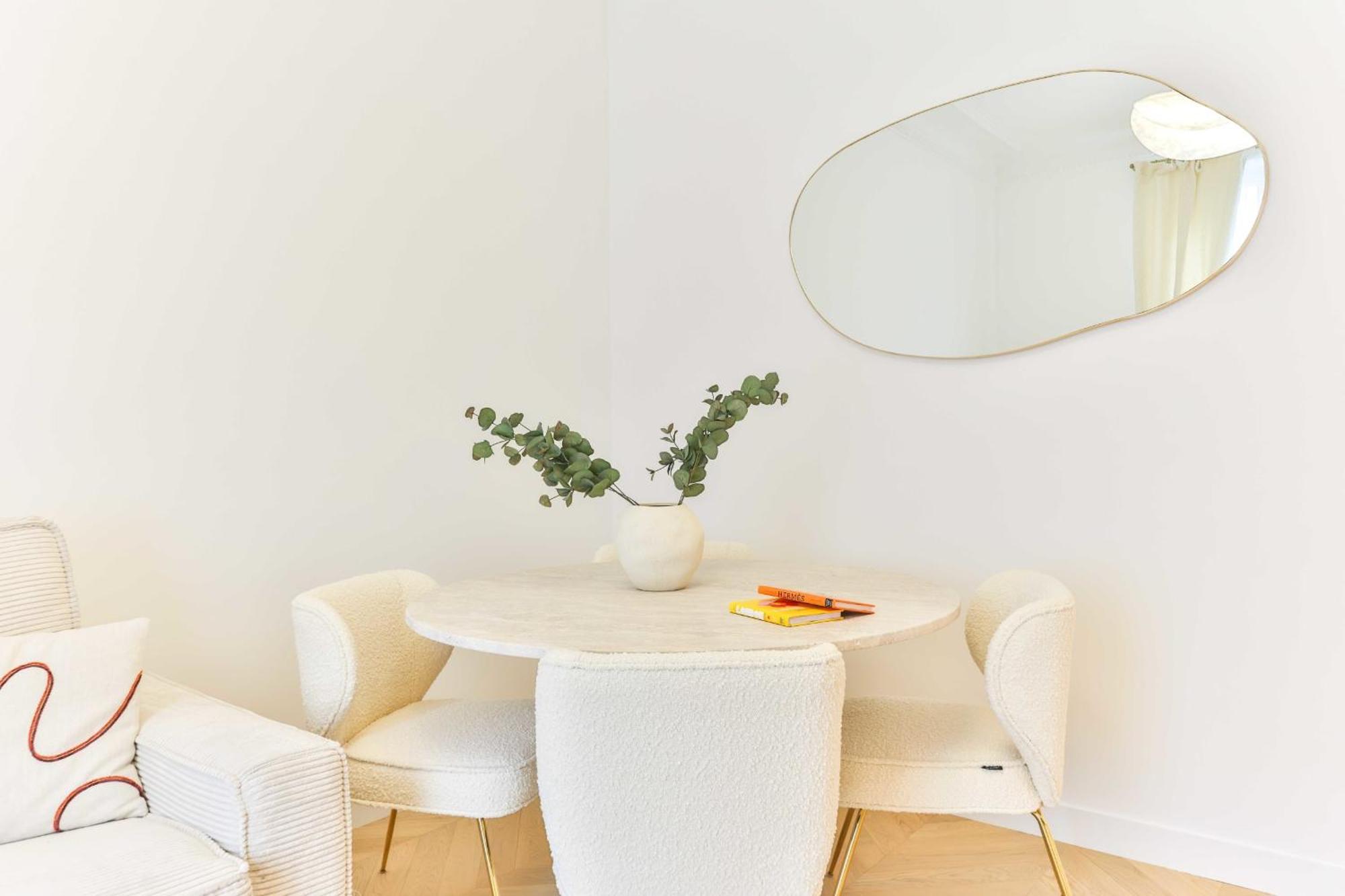 Charming 2br - 6p - Eiffel Tower Apartment