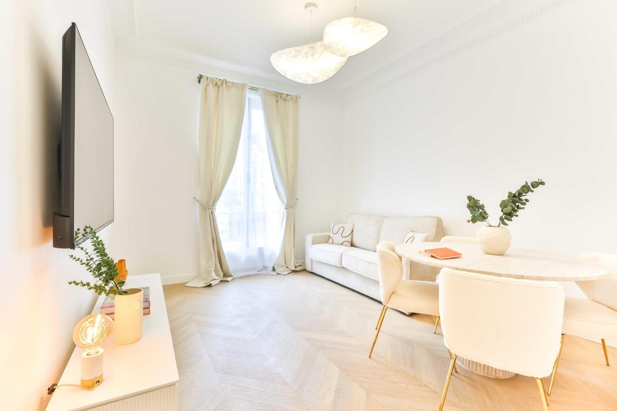Charming 2br - 6p - Eiffel Tower Apartment *