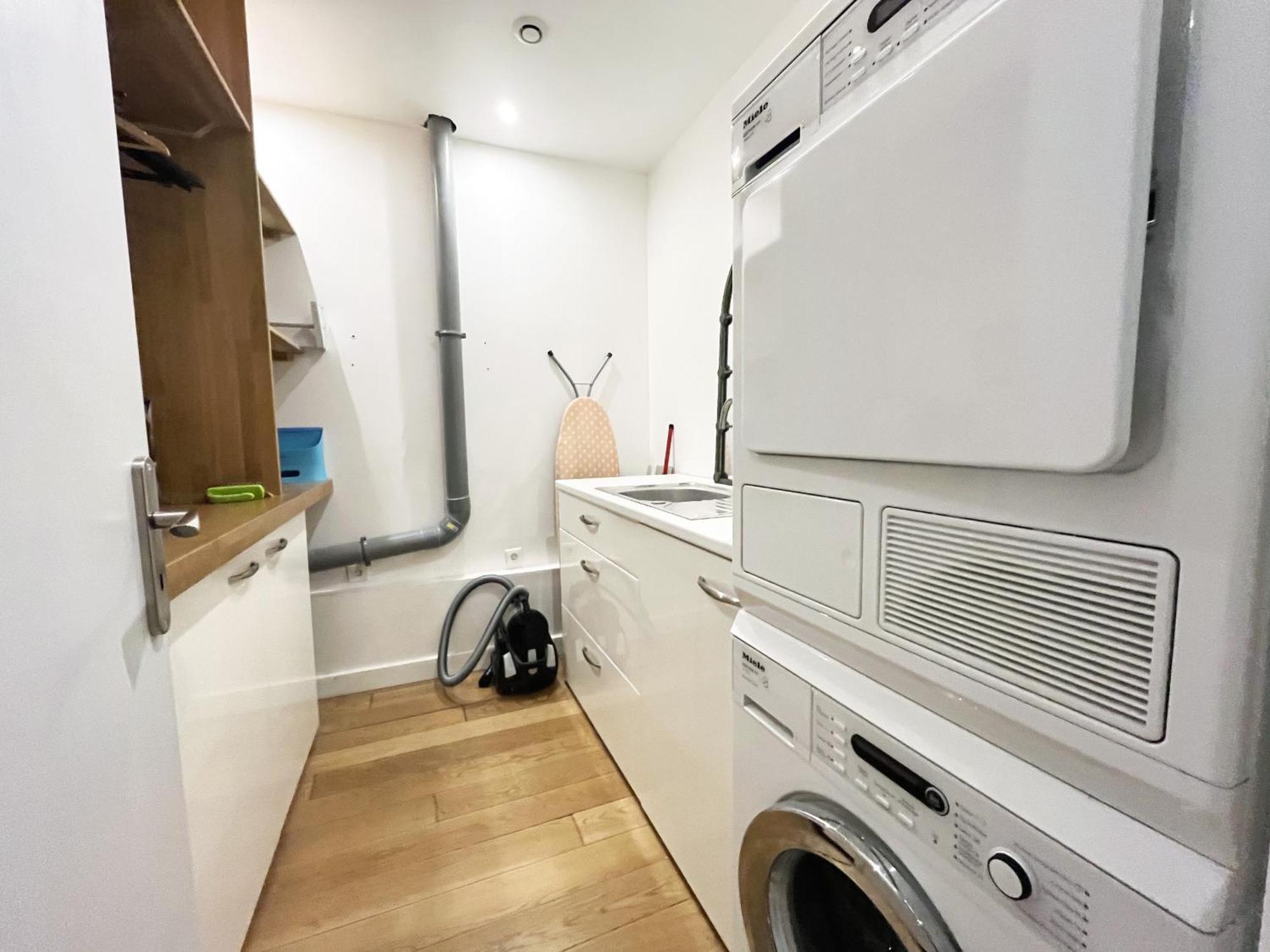 166 - Urban Luxury In Center Of Apartment Paris