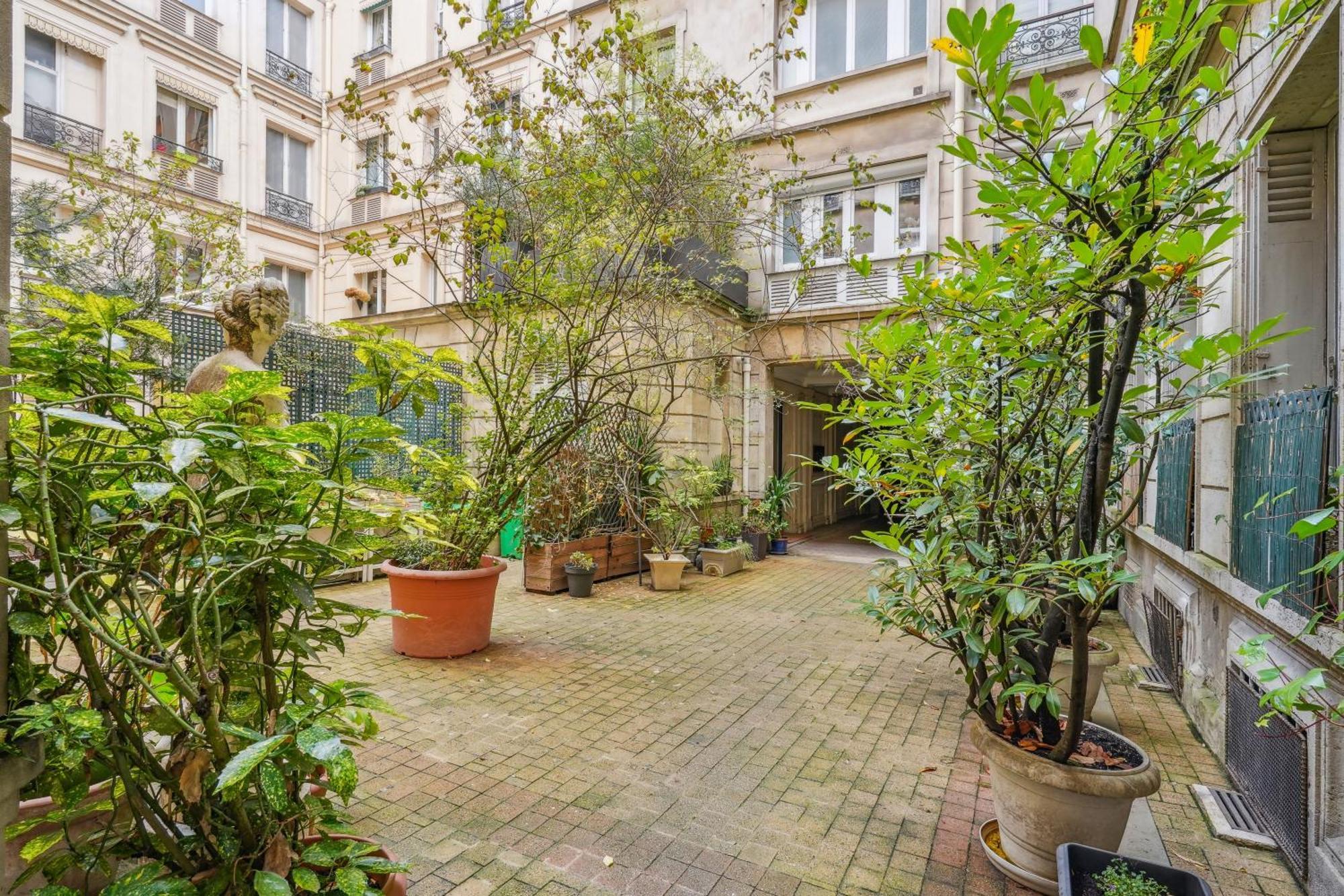 Luxury La Tour Apartment Paris