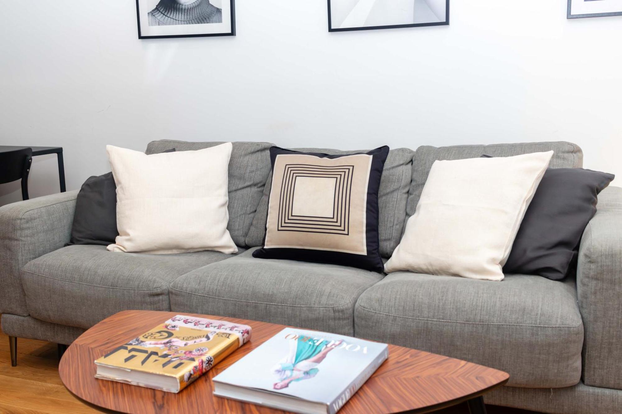 Center Of By Prestige Apartment *