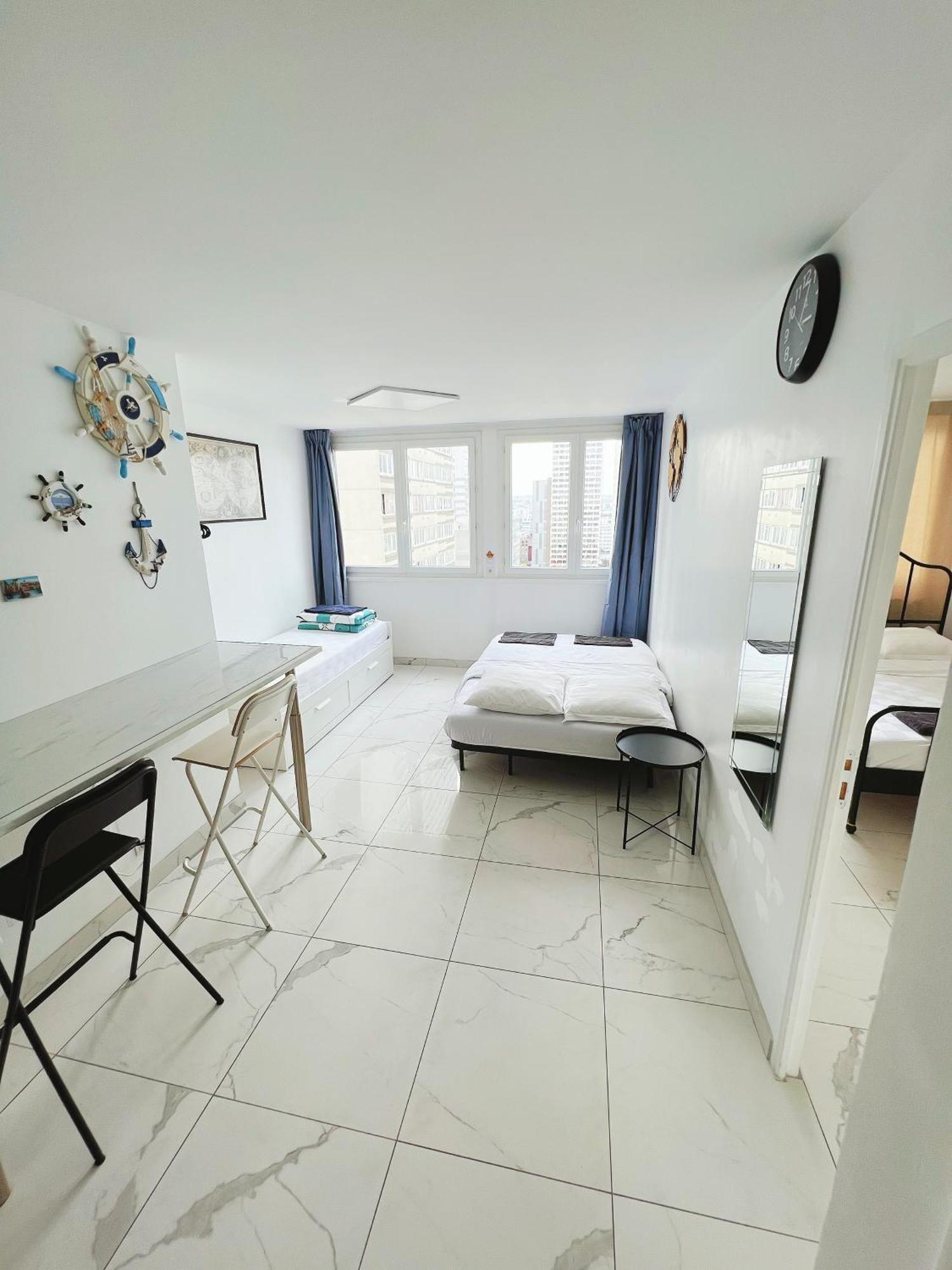 Near Subway And Supermarket Appartement