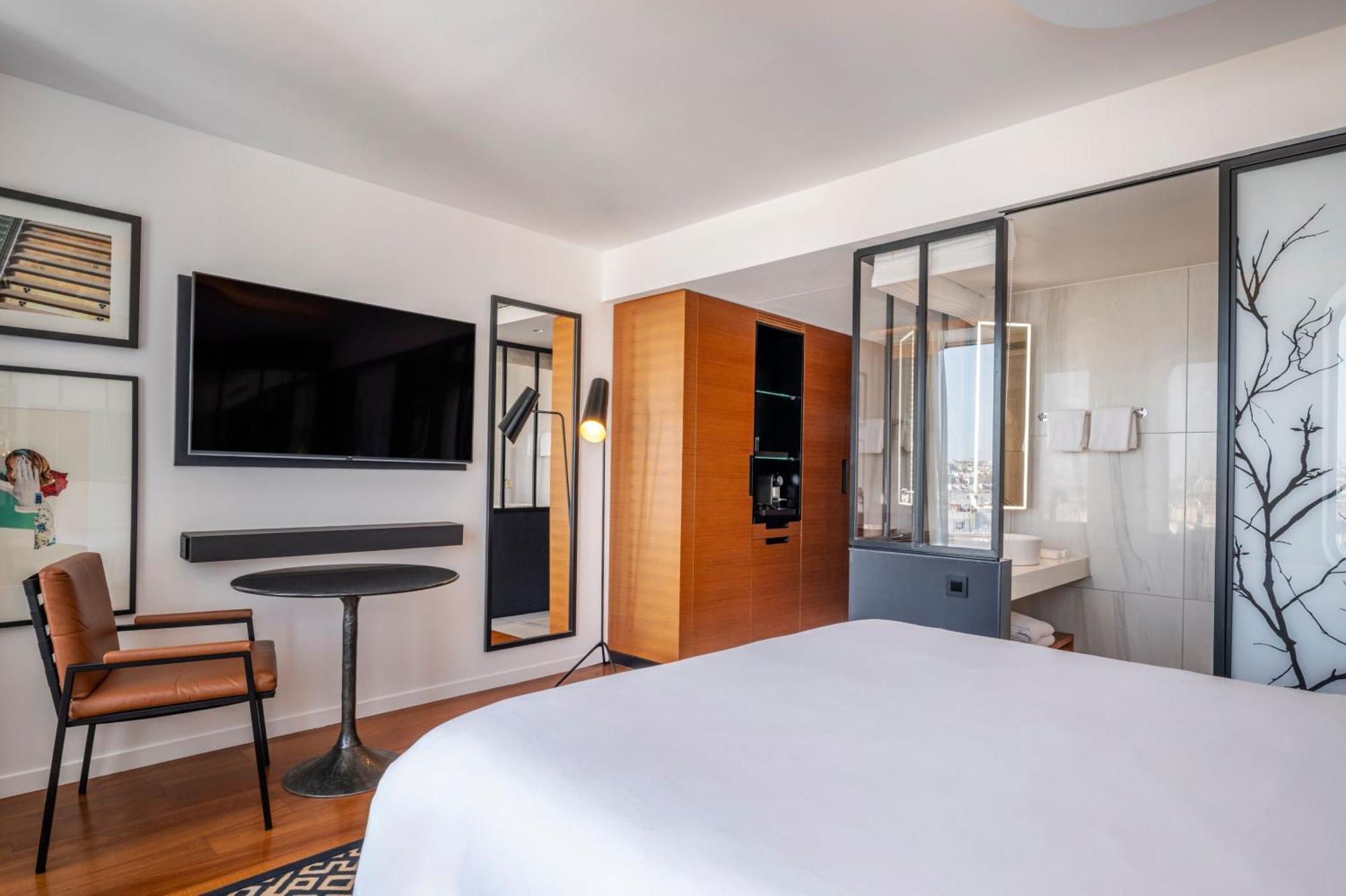 Renaissance Republique & 5*